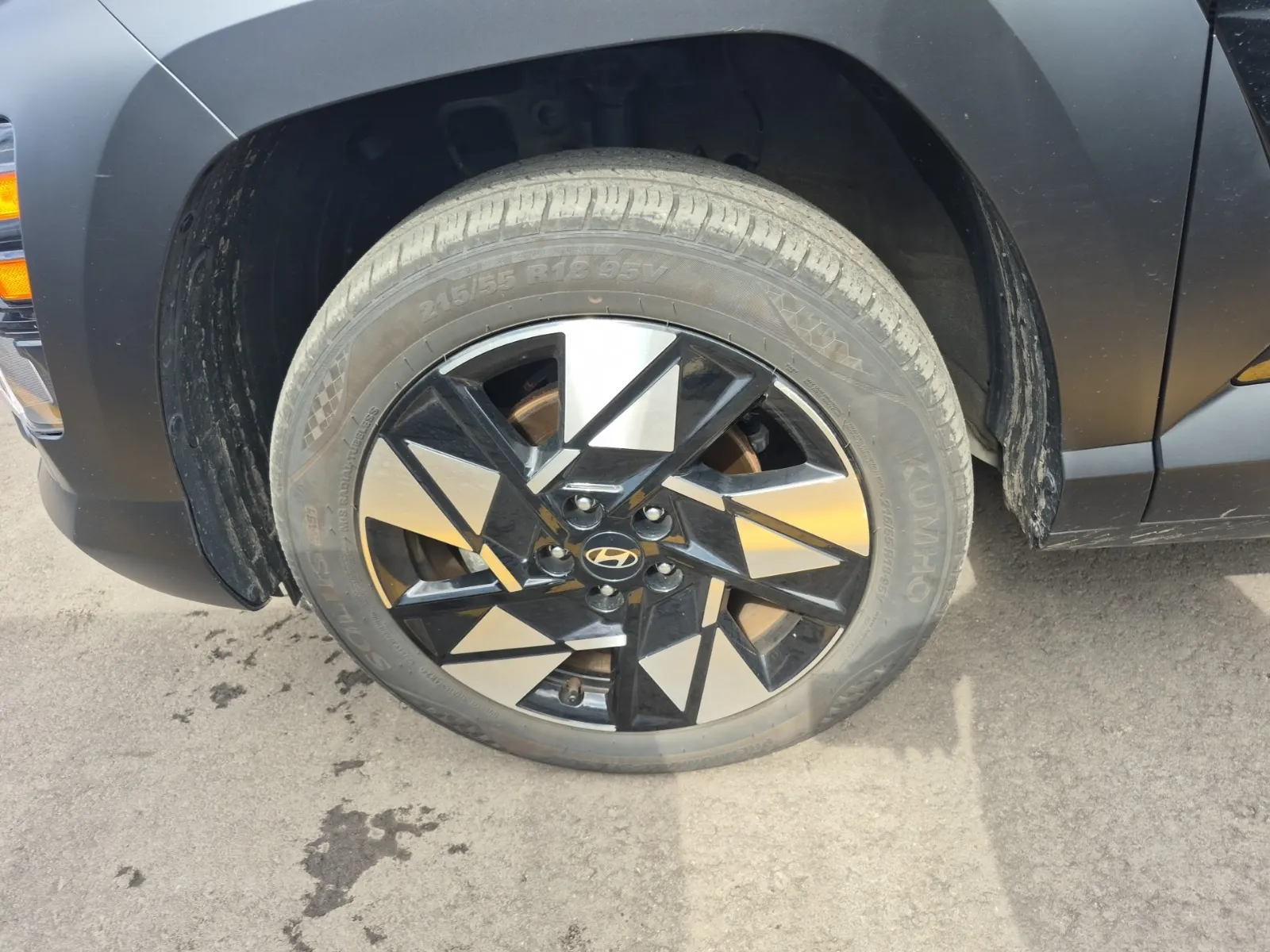 Front driver wheel/tire photo