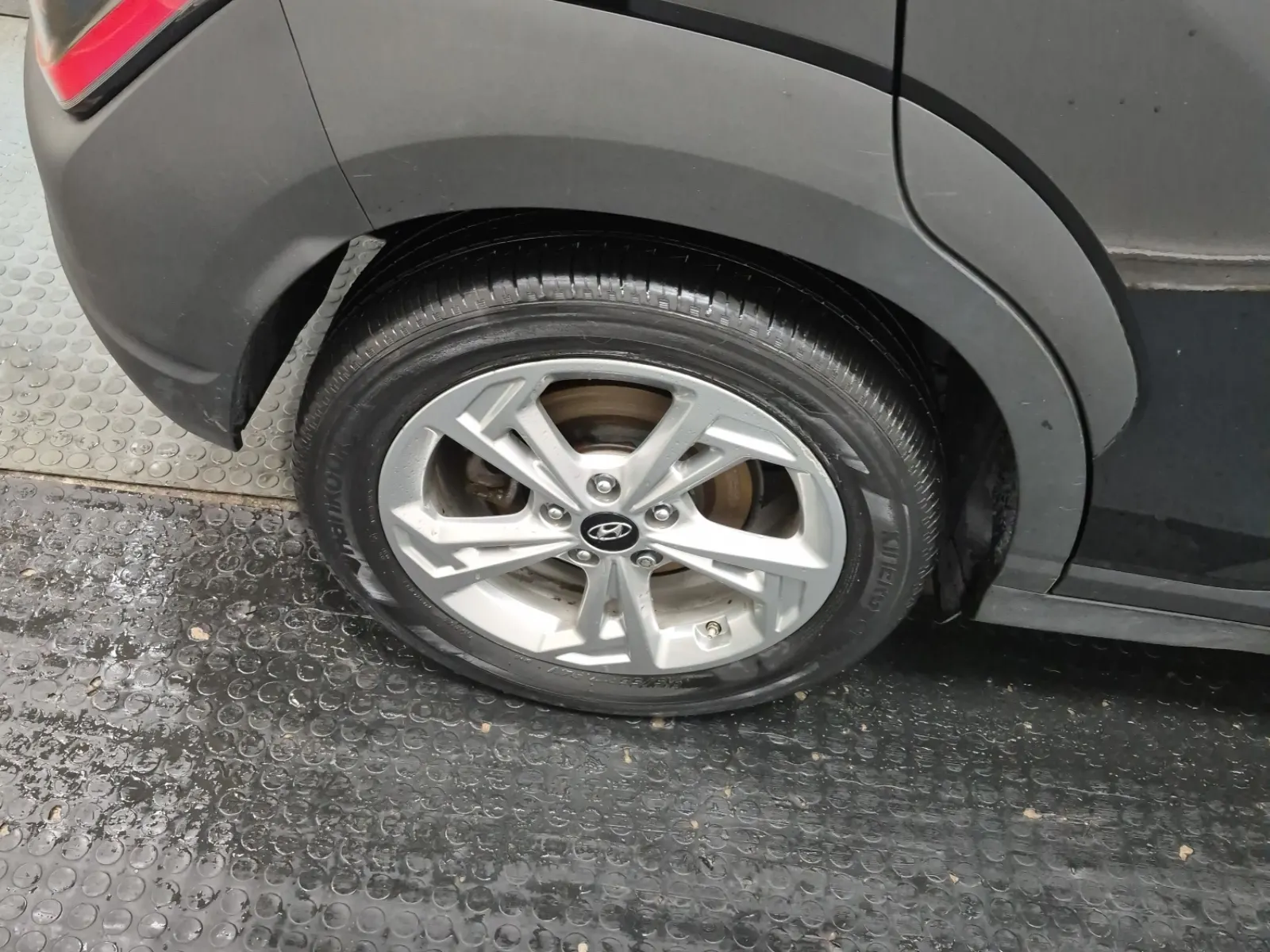 Right Rear Wheel/Tire Photo
