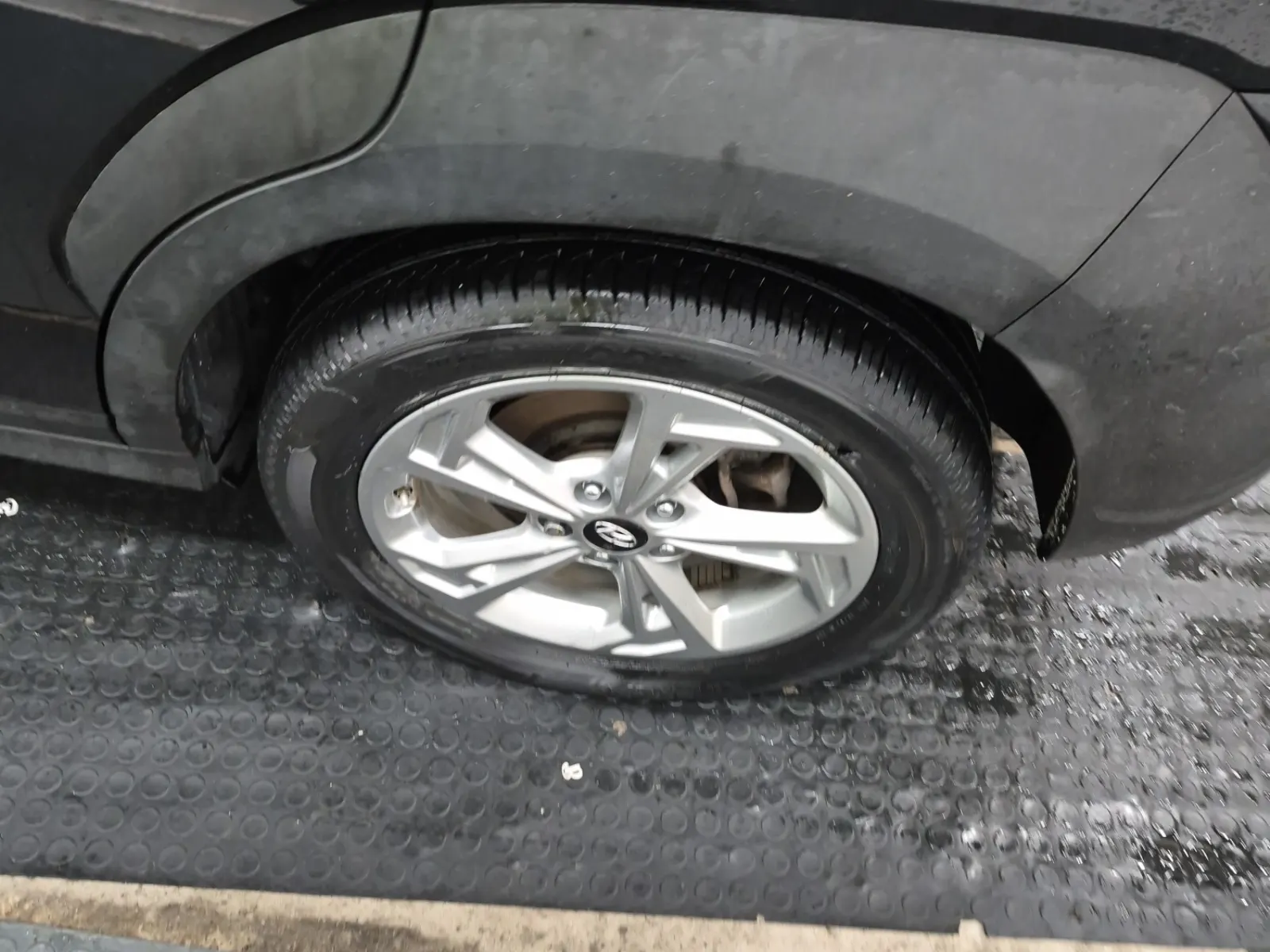 Left Rear Wheel/Tire Photo
