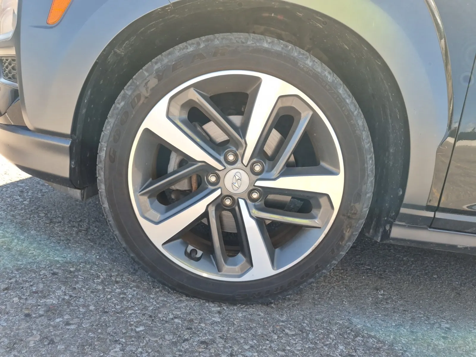 Front driver wheel/tire photo