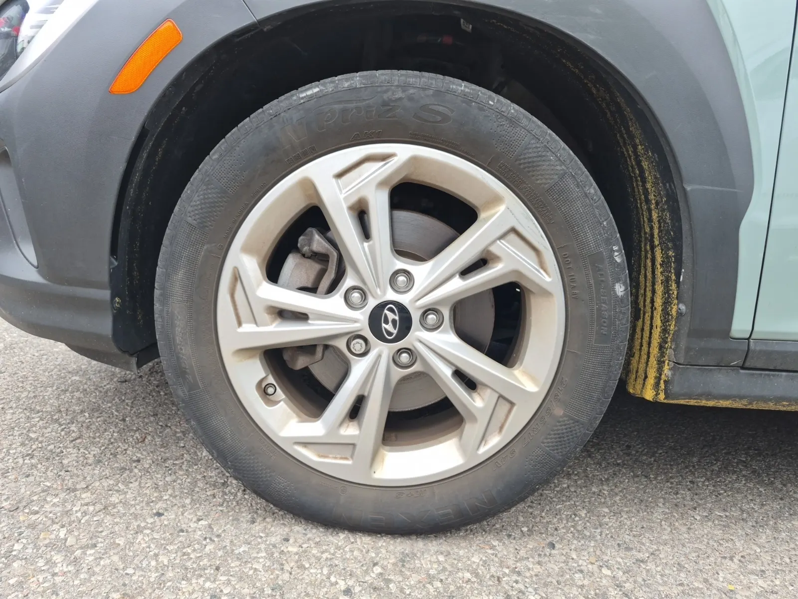 Front driver wheel/tire photo