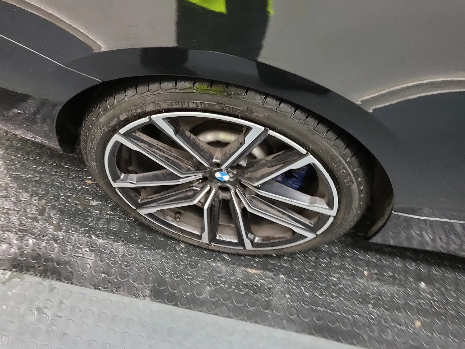 Right Rear Wheel/Tire Photo