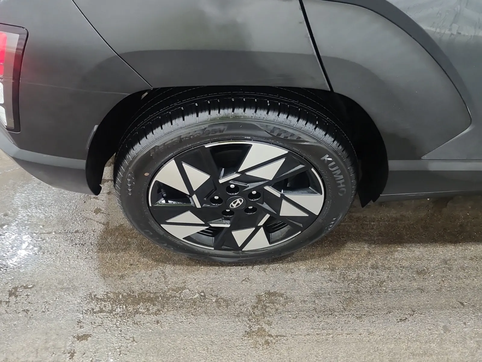 Right Rear Wheel/Tire Photo