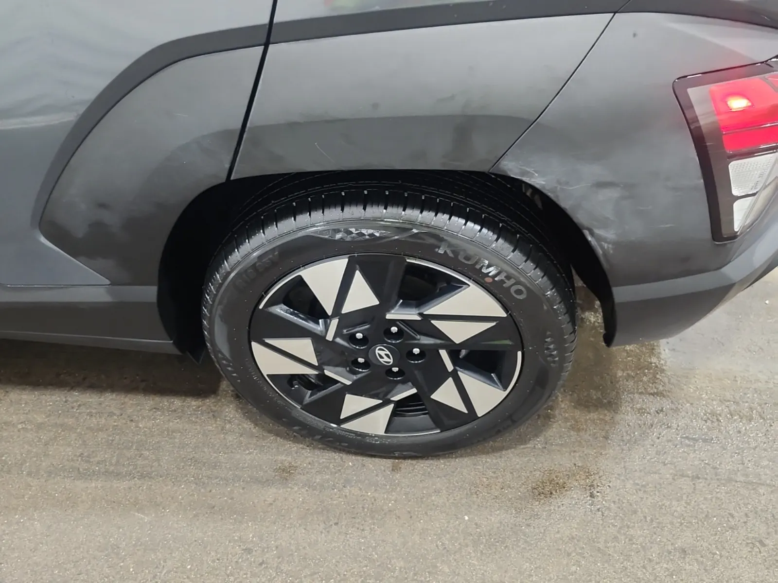 Left Rear Wheel/Tire Photo