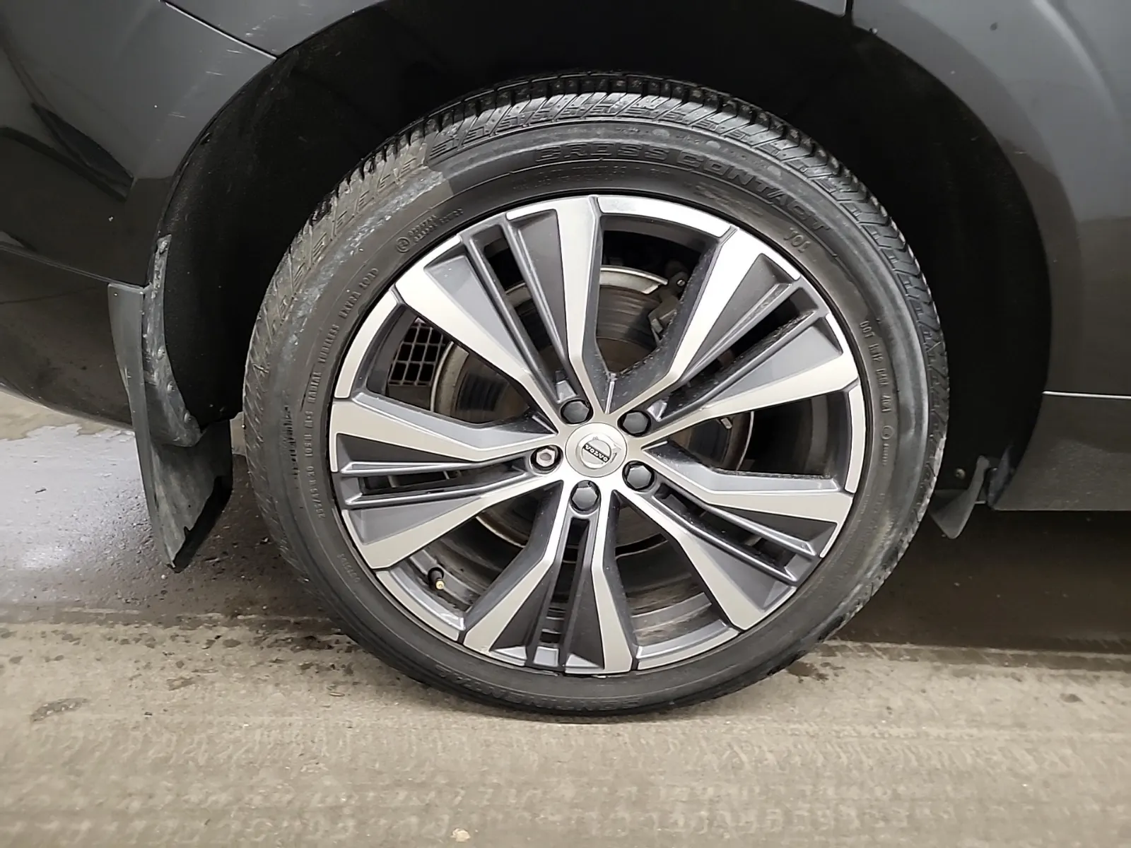 Right Rear Wheel/Tire Photo