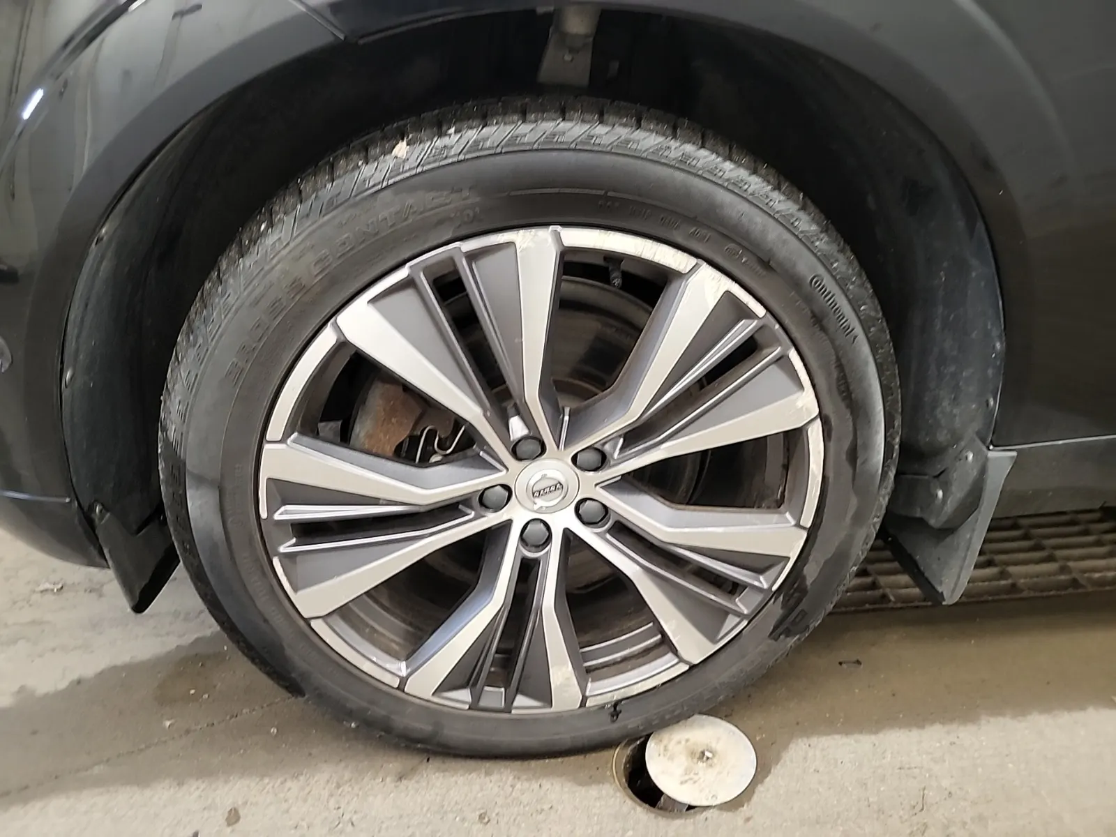 Front driver wheel/tire photo