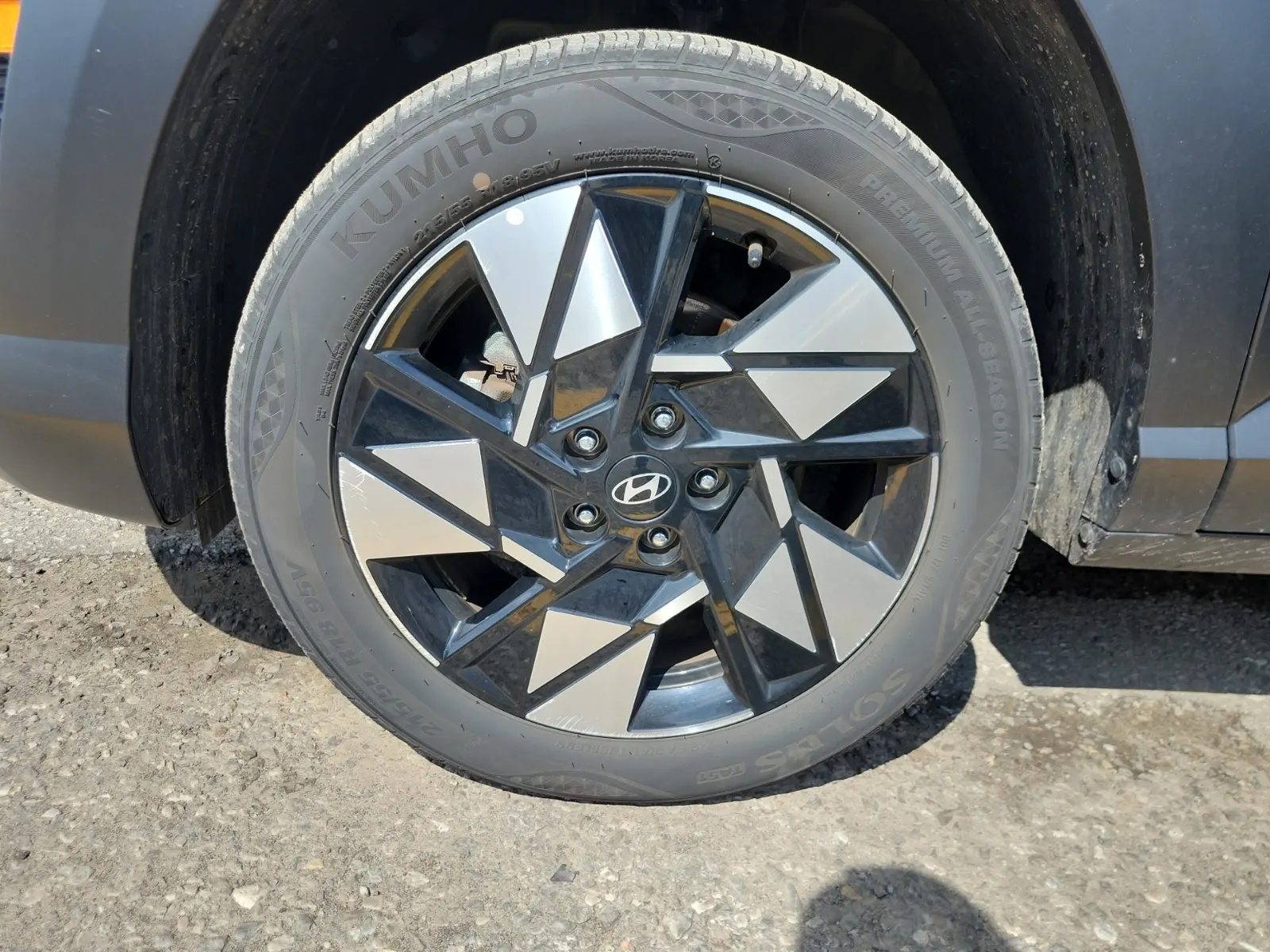 Front driver wheel/tire photo