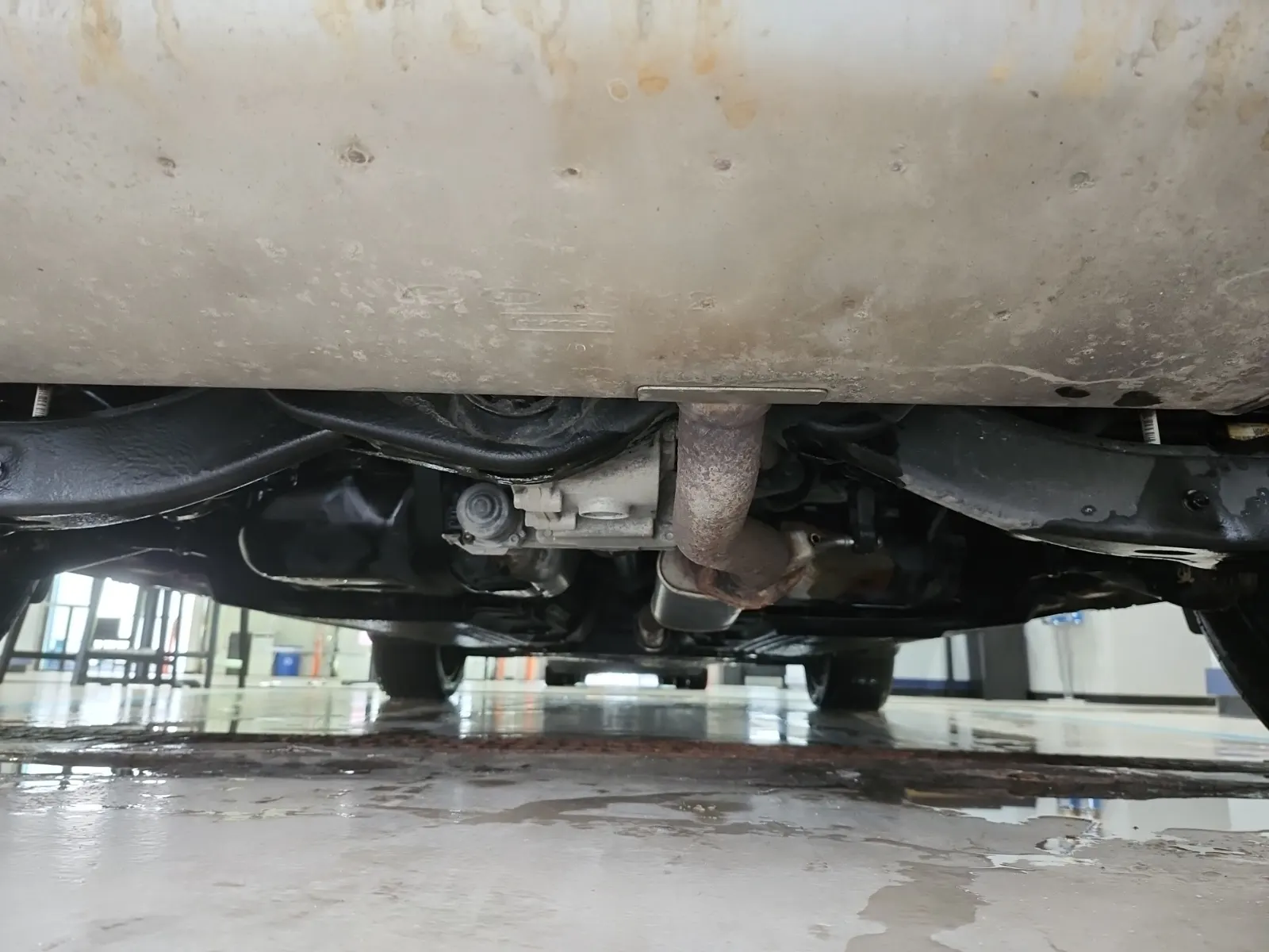 Undercarriage - Rear Photo