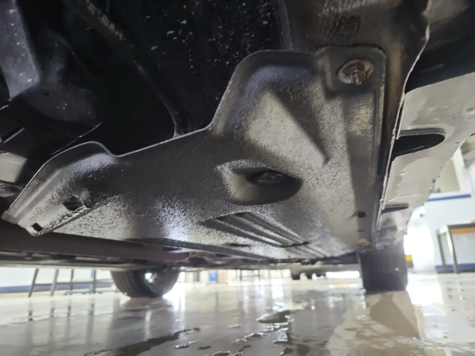 Undercarriage - Passenger Photo