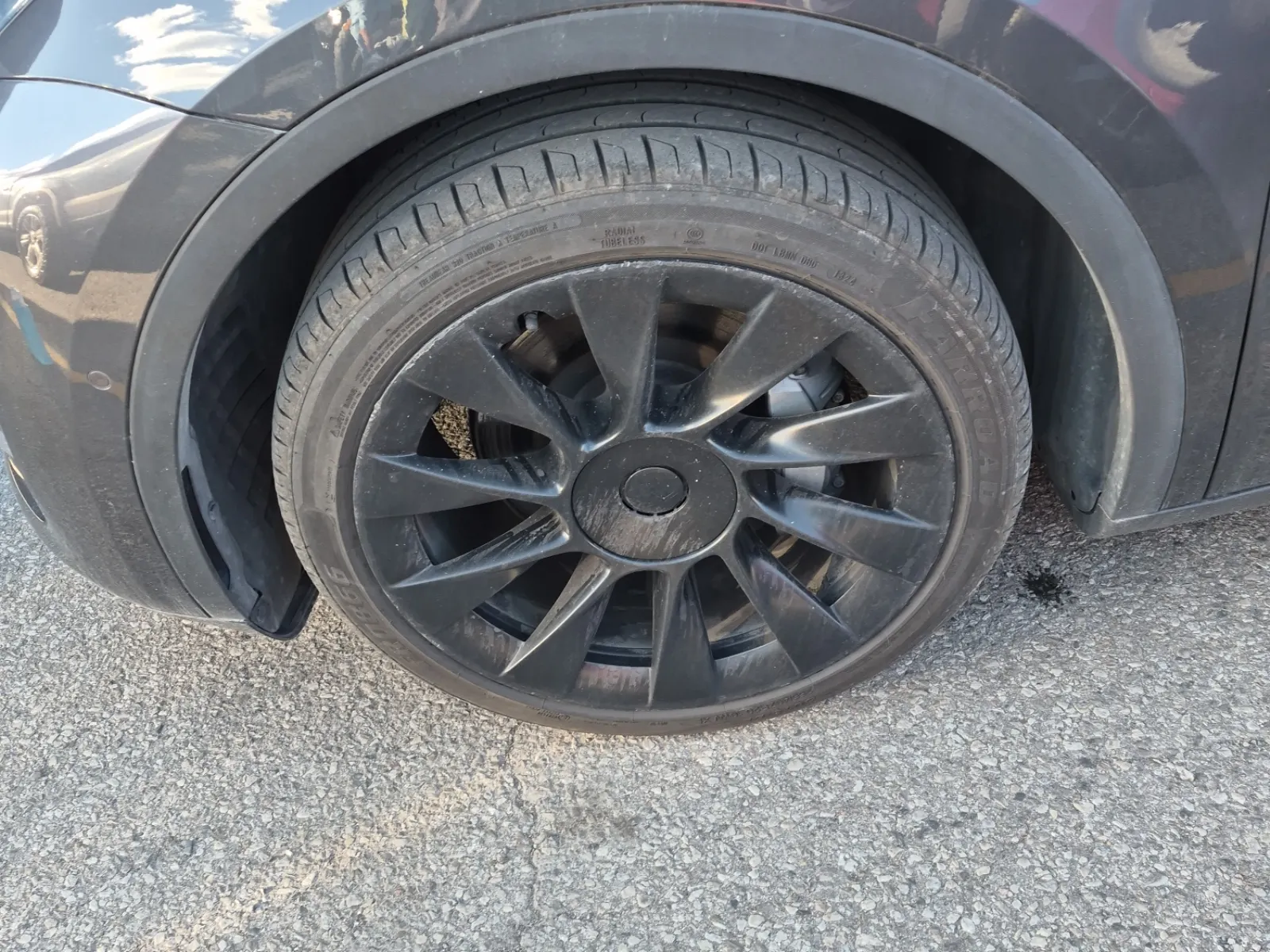 Front driver wheel/tire photo