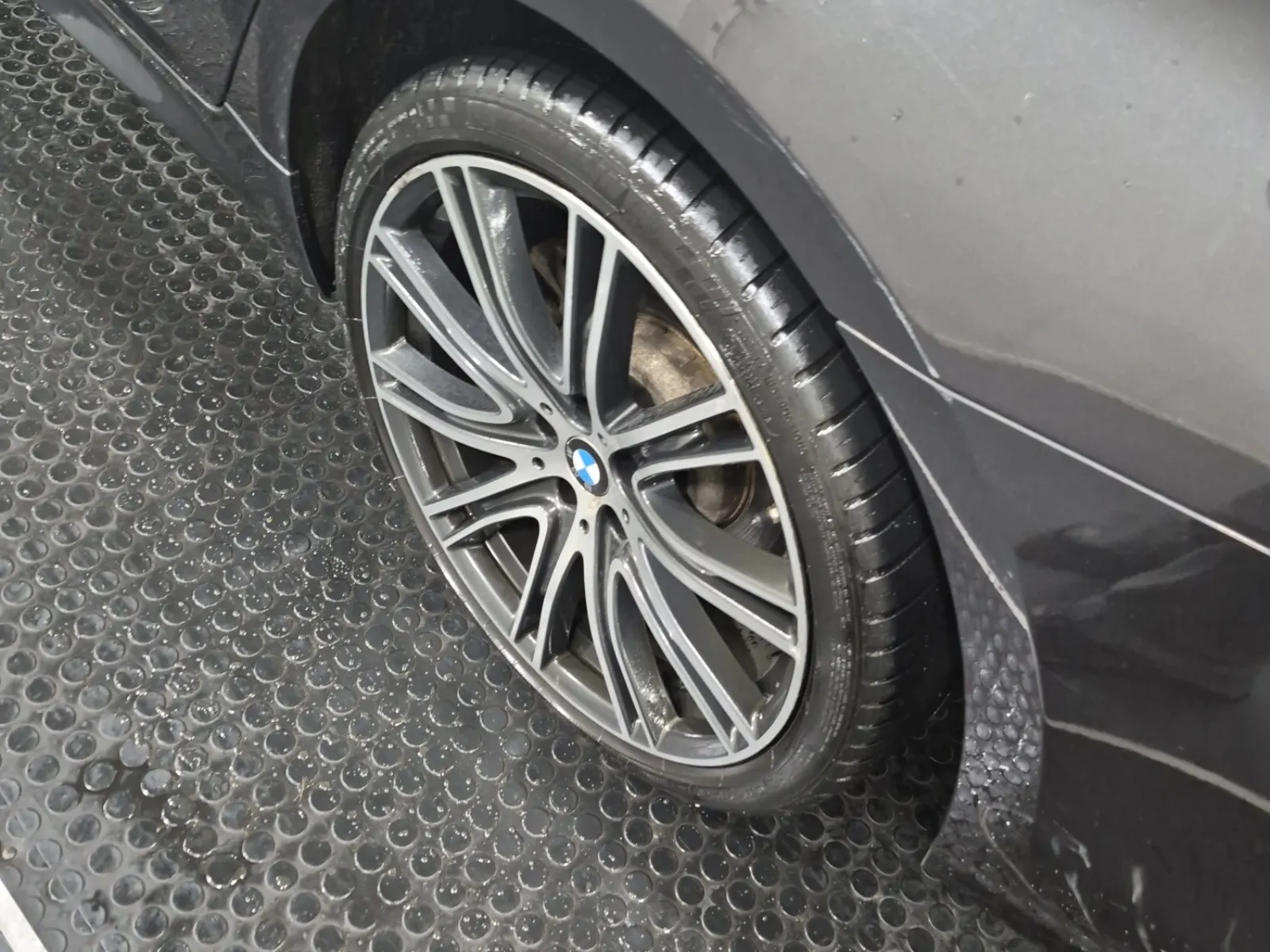 Left Rear Wheel/Tire Photo