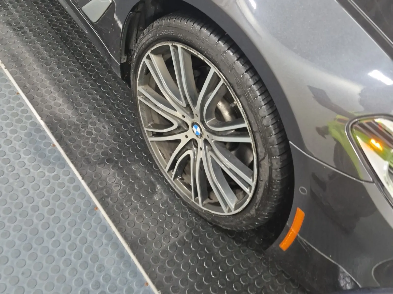 Right Front Wheel/Tire Photo