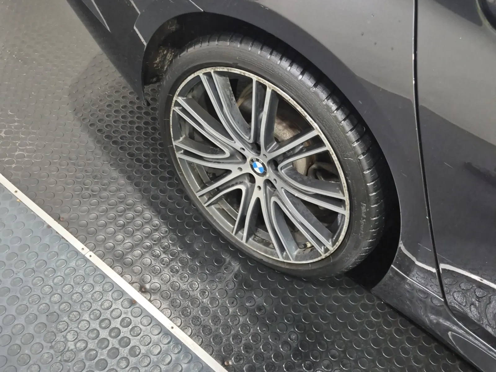 Right Rear Wheel/Tire Photo