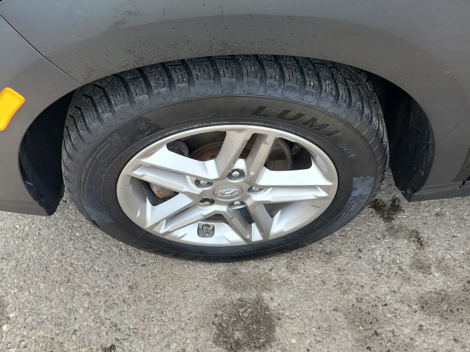 Front driver wheel/tire photo