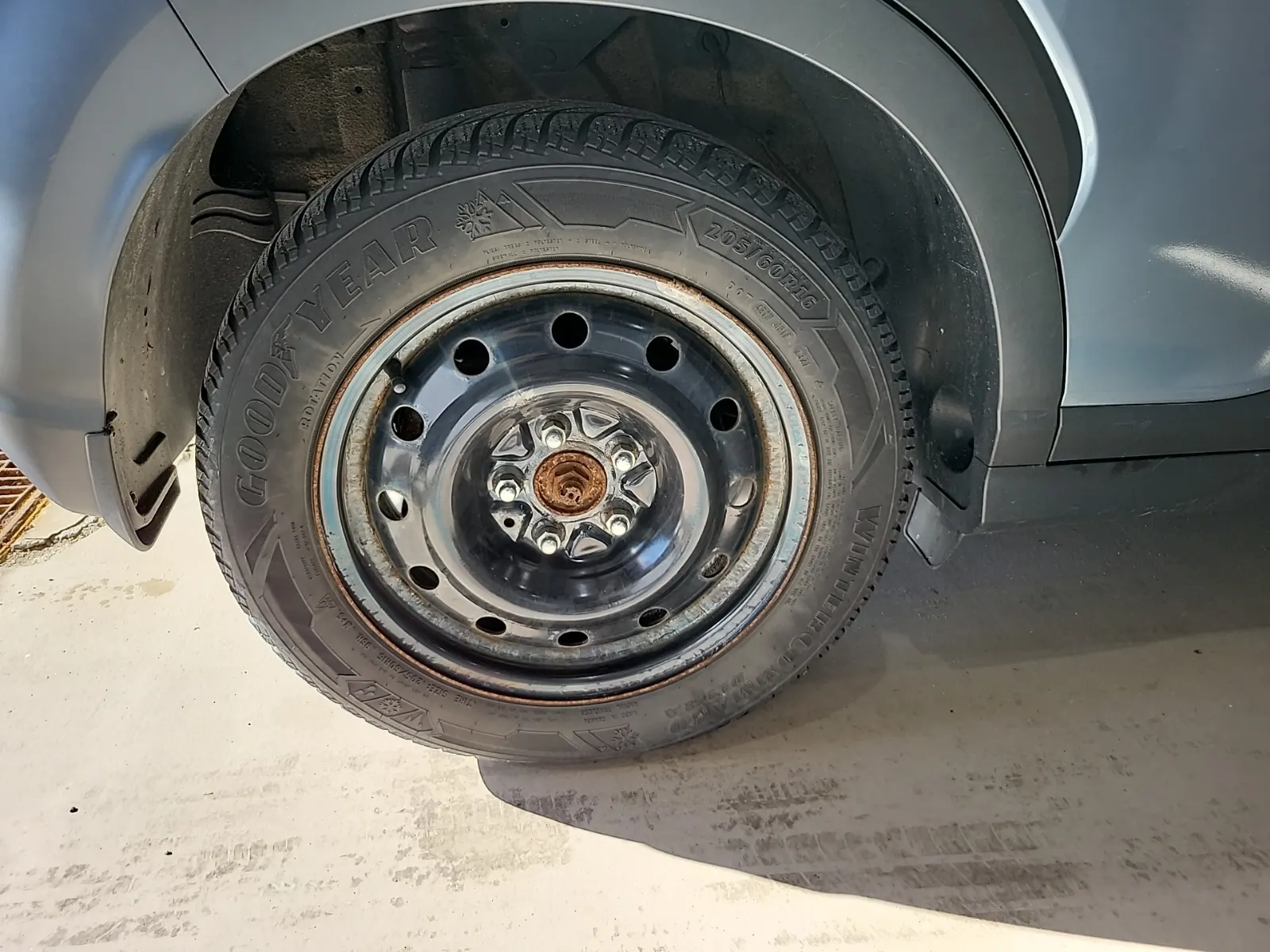 Right Rear Wheel/Tire Photo