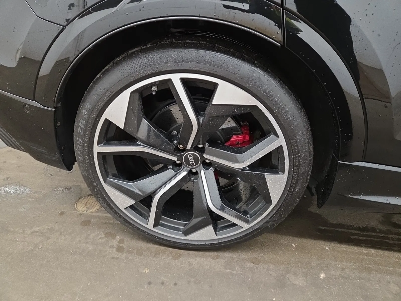 Right Rear Wheel/Tire Photo
