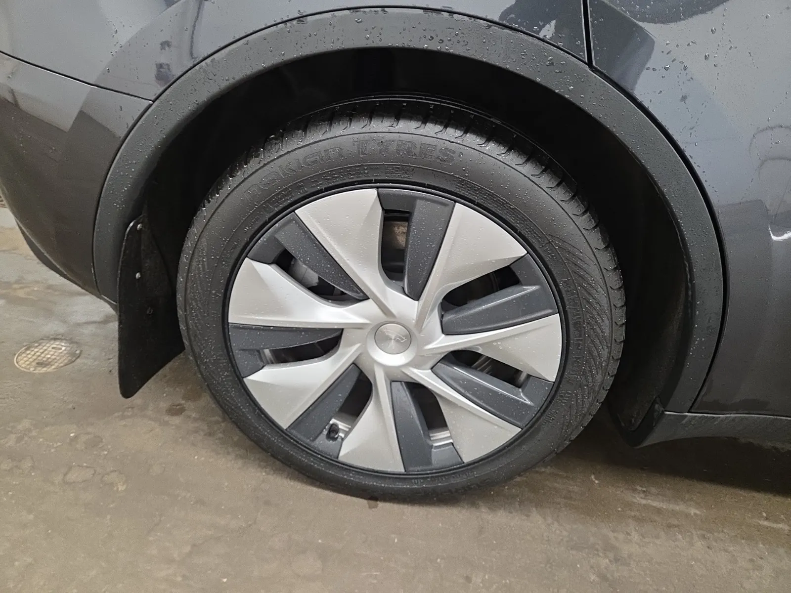 Right Rear Wheel/Tire Photo