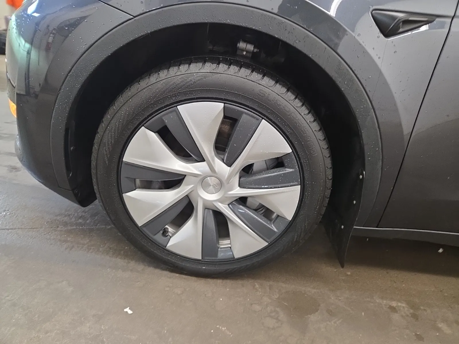 Front driver wheel/tire photo