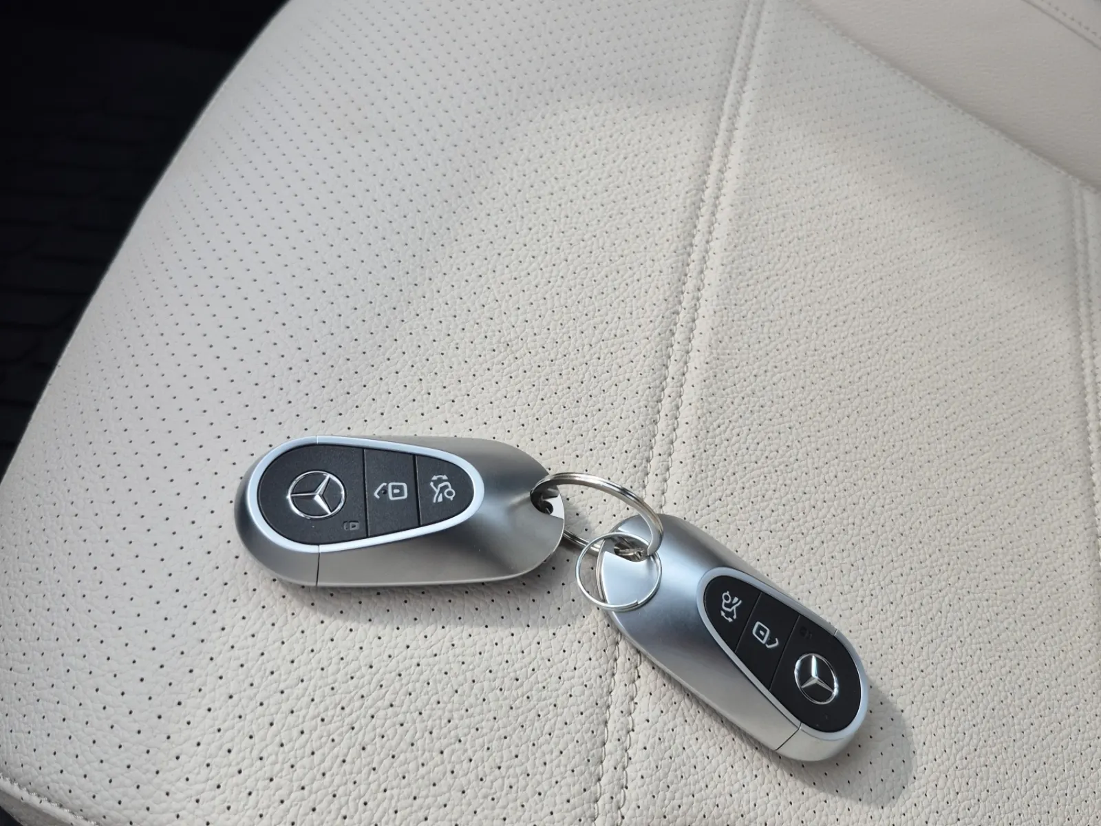 Keys/Fobs/Manual Photo
