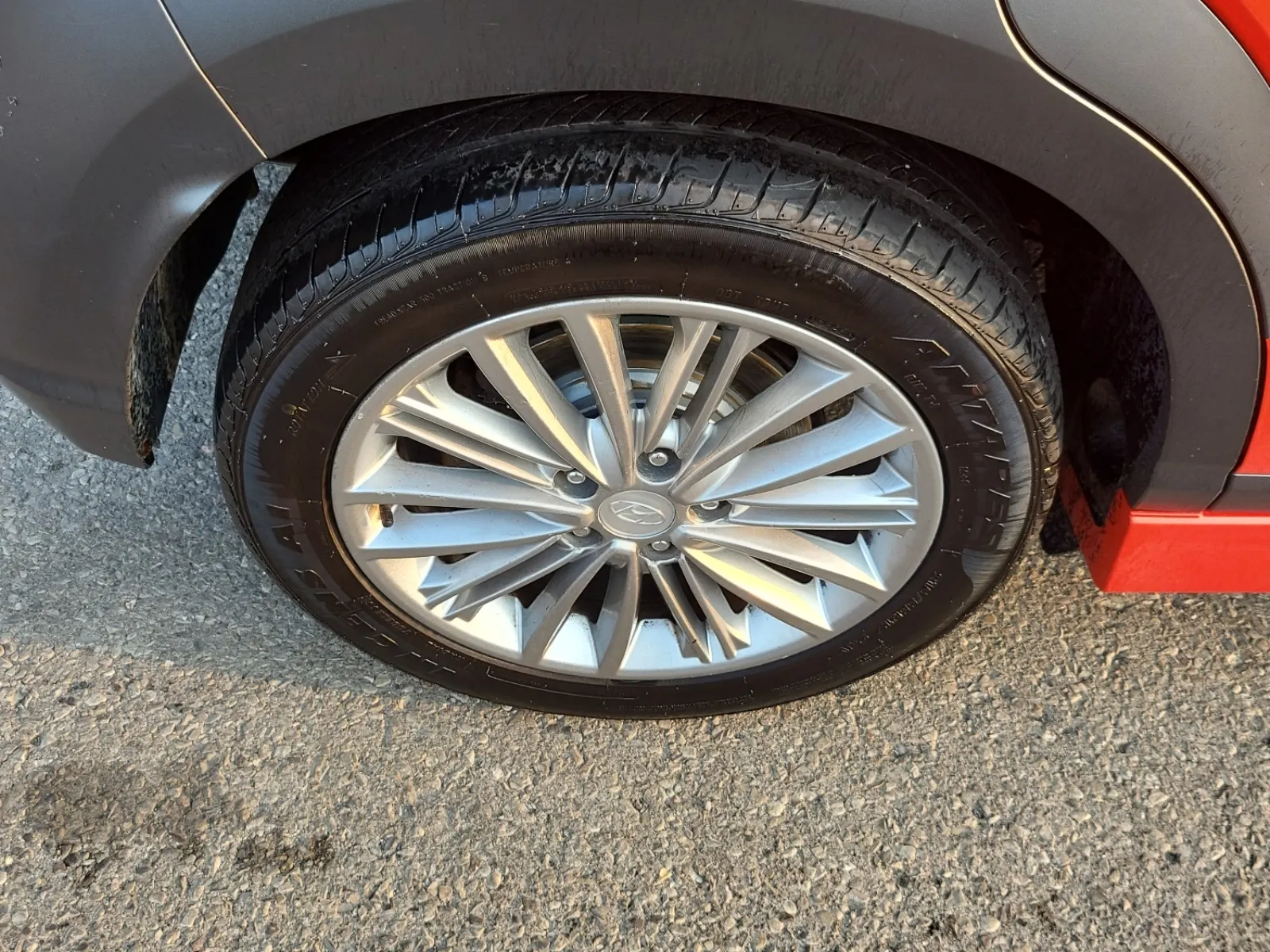Right Rear Wheel/Tire Photo