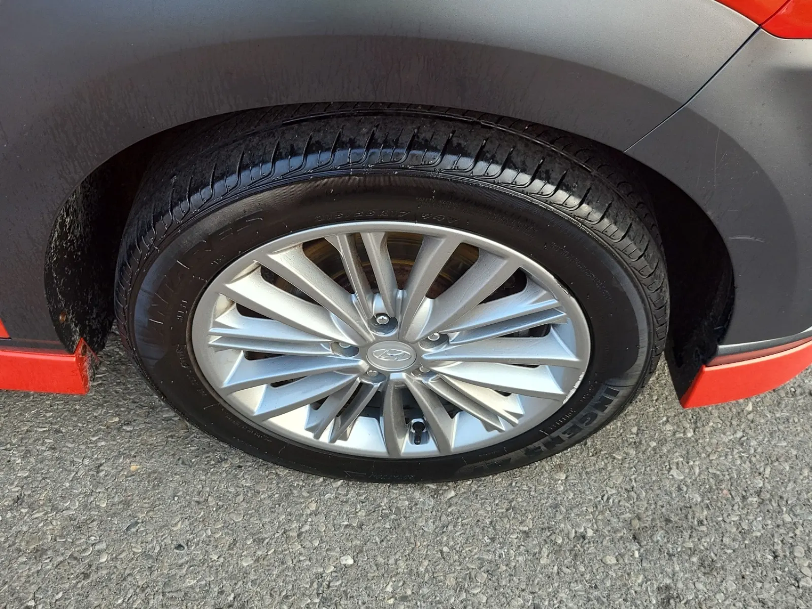 Right Front Wheel/Tire Photo