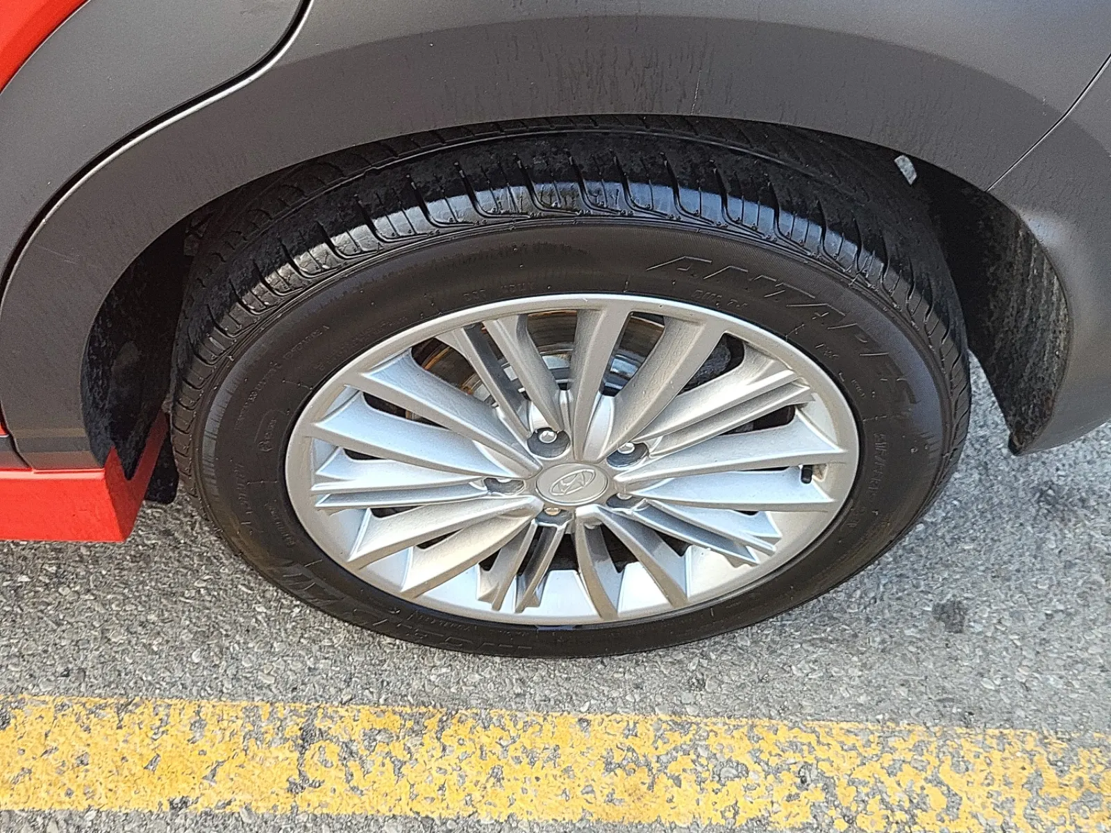 Left Rear Wheel/Tire Photo