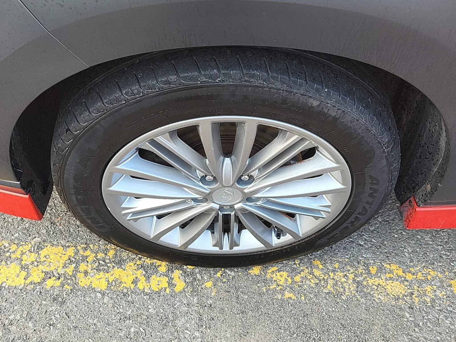 Front driver wheel/tire photo