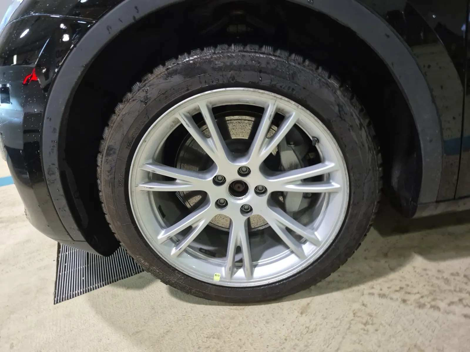 Front driver wheel/tire photo