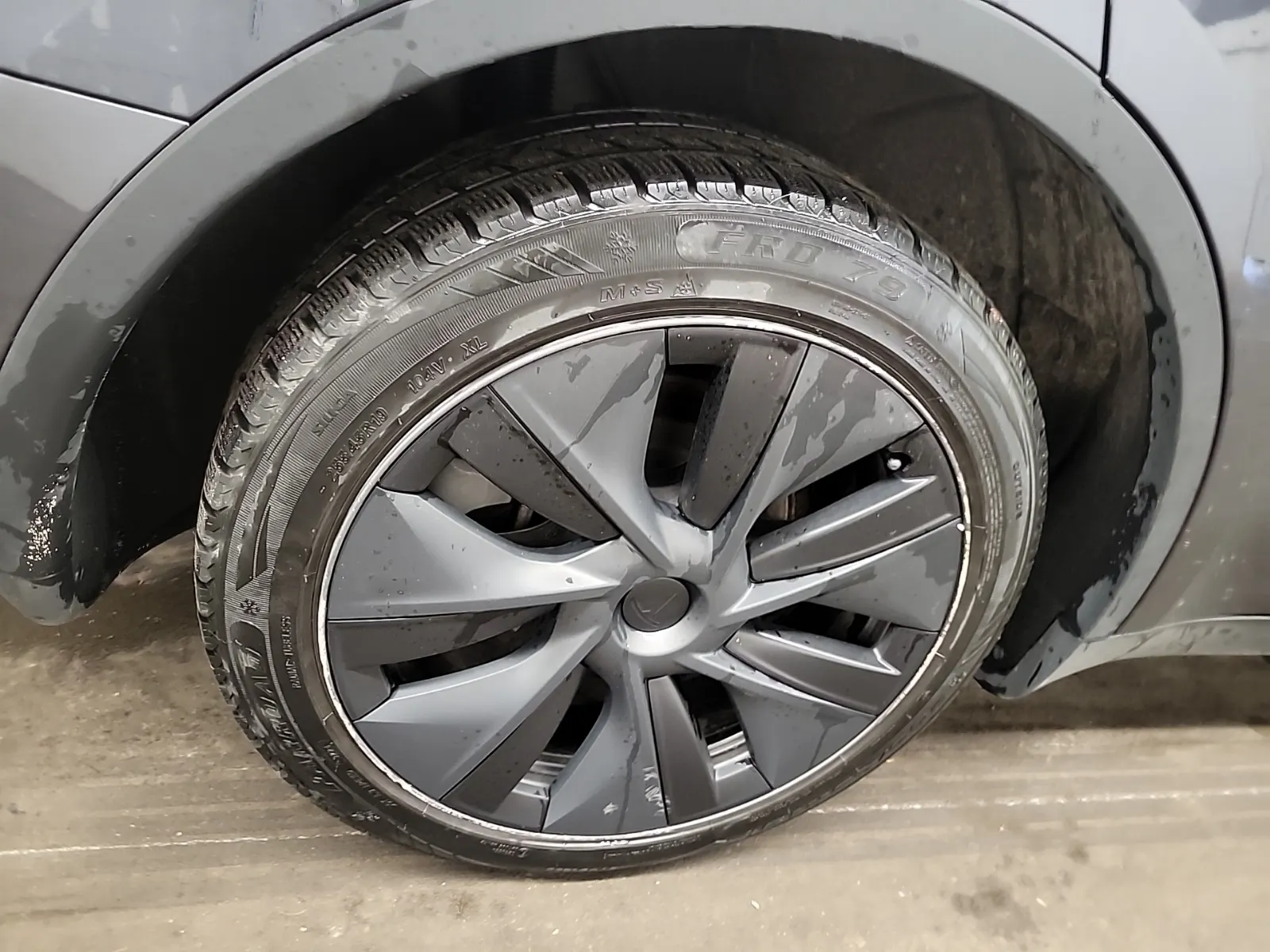 Right Rear Wheel/Tire Photo
