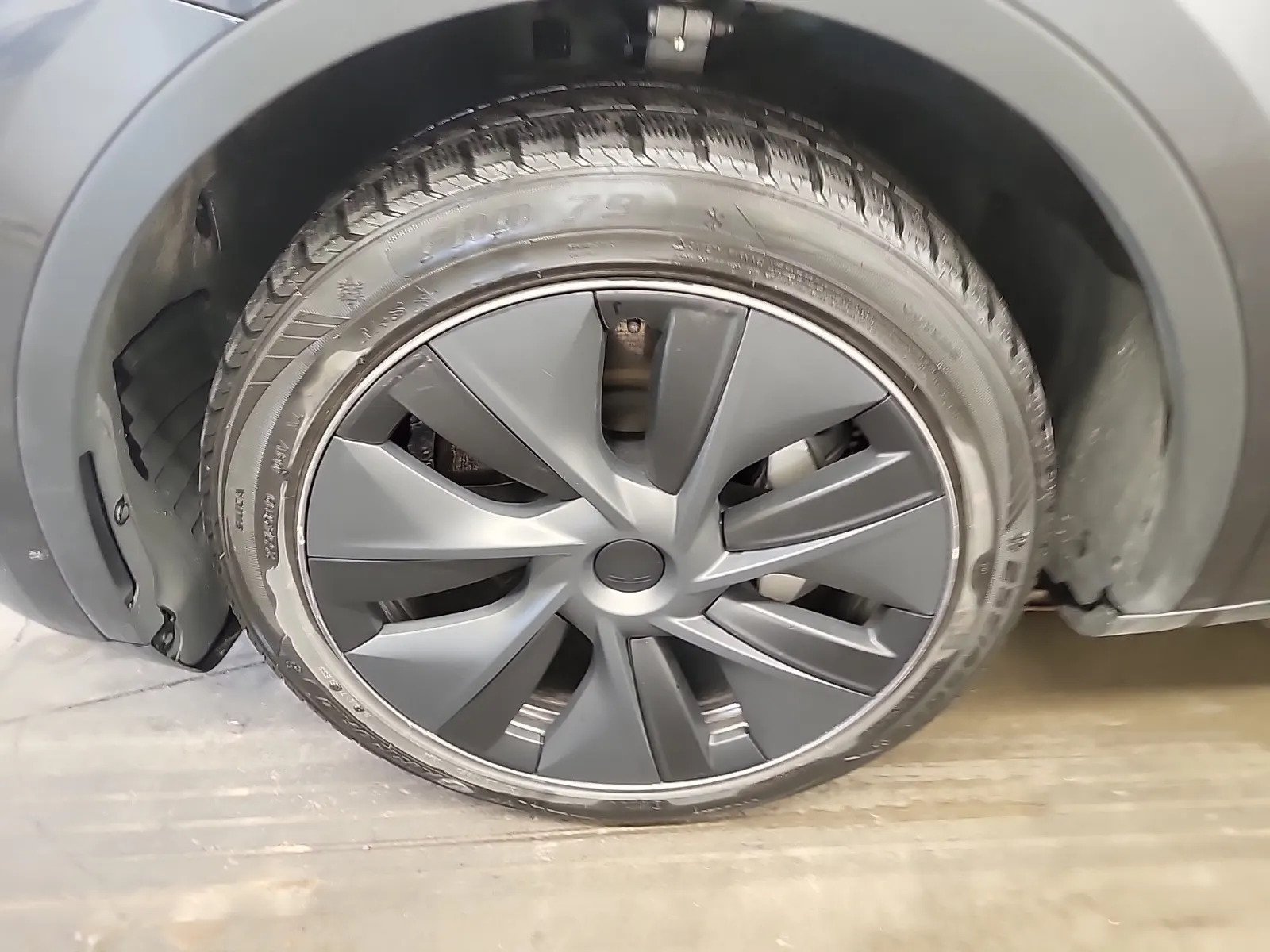 Front driver wheel/tire photo