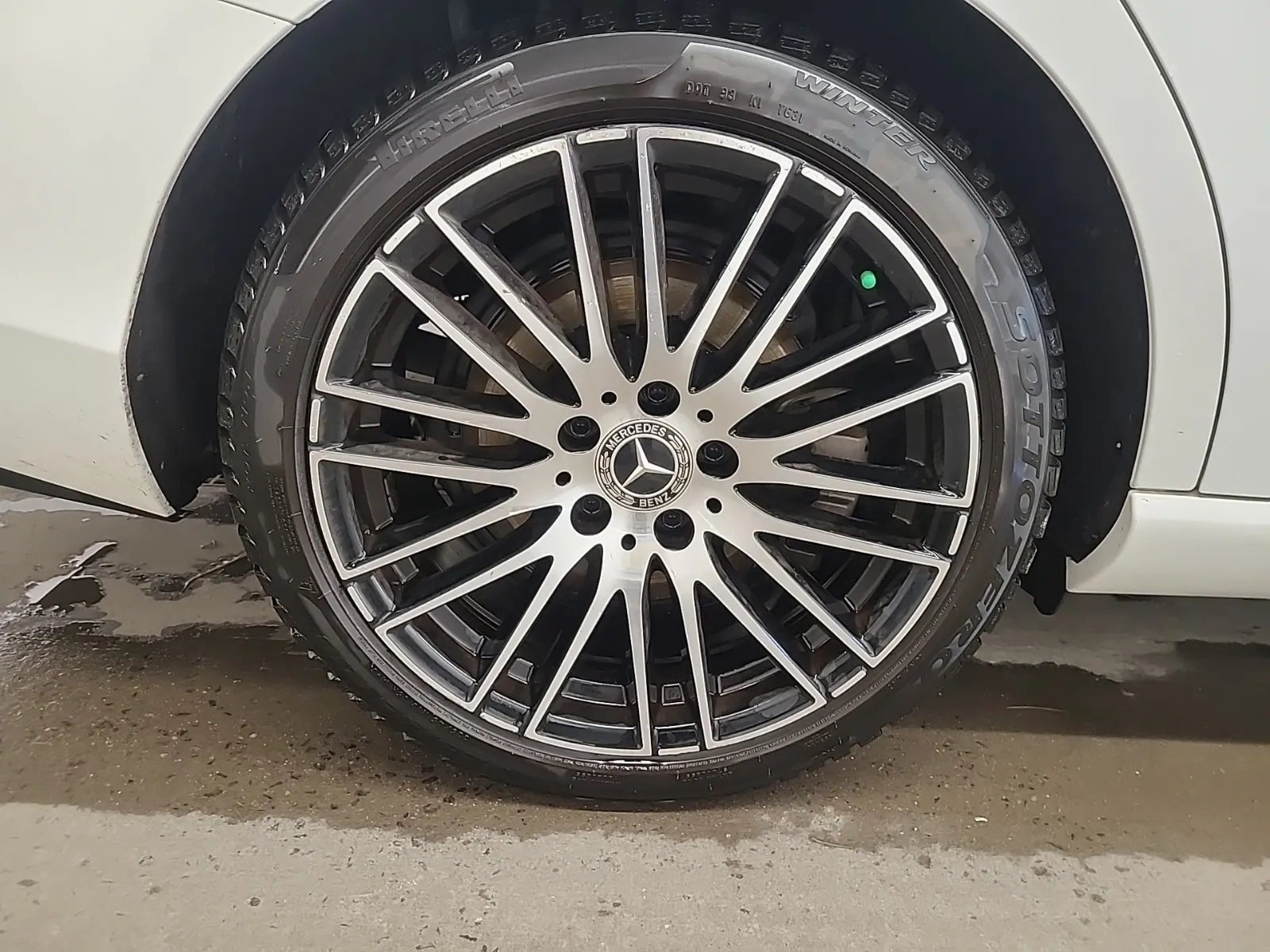 Right Rear Wheel/Tire Photo