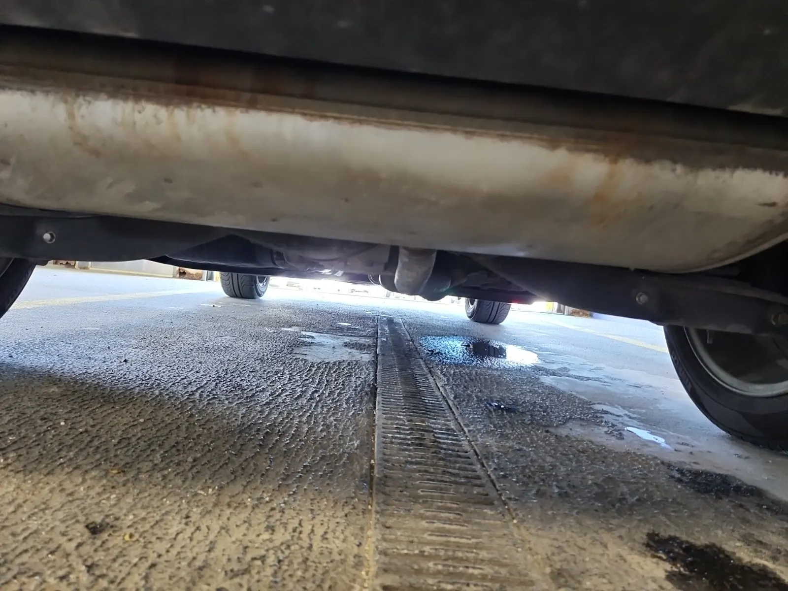 Undercarriage - Rear Photo