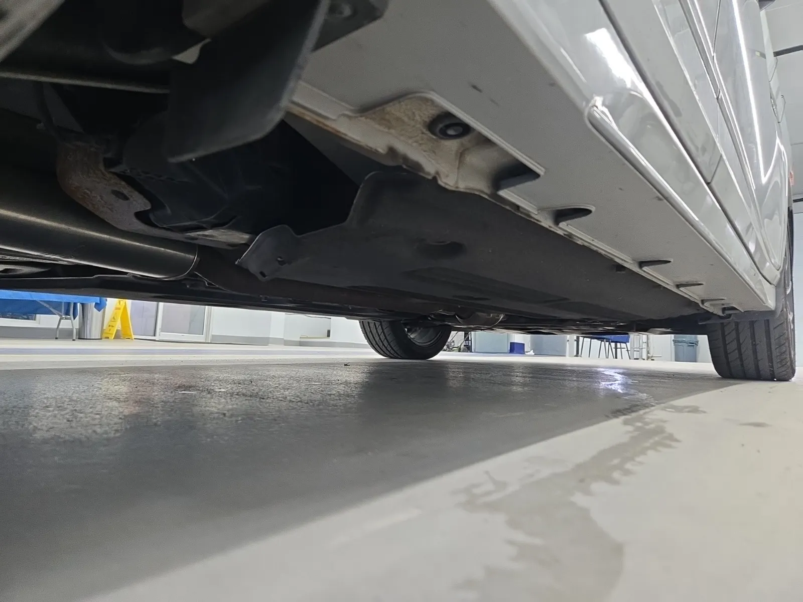 Undercarriage - Passenger Photo