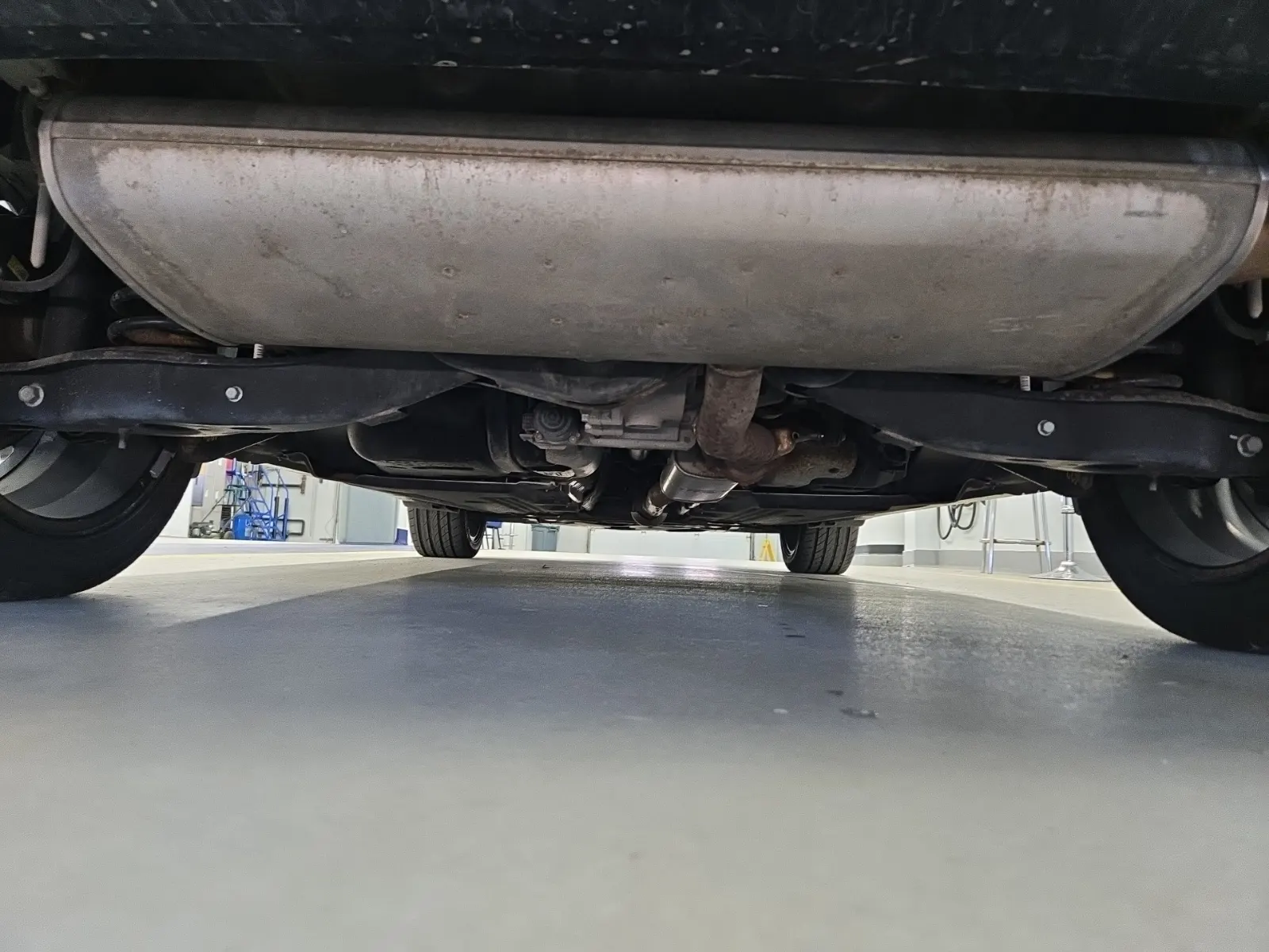 Undercarriage - Rear Photo