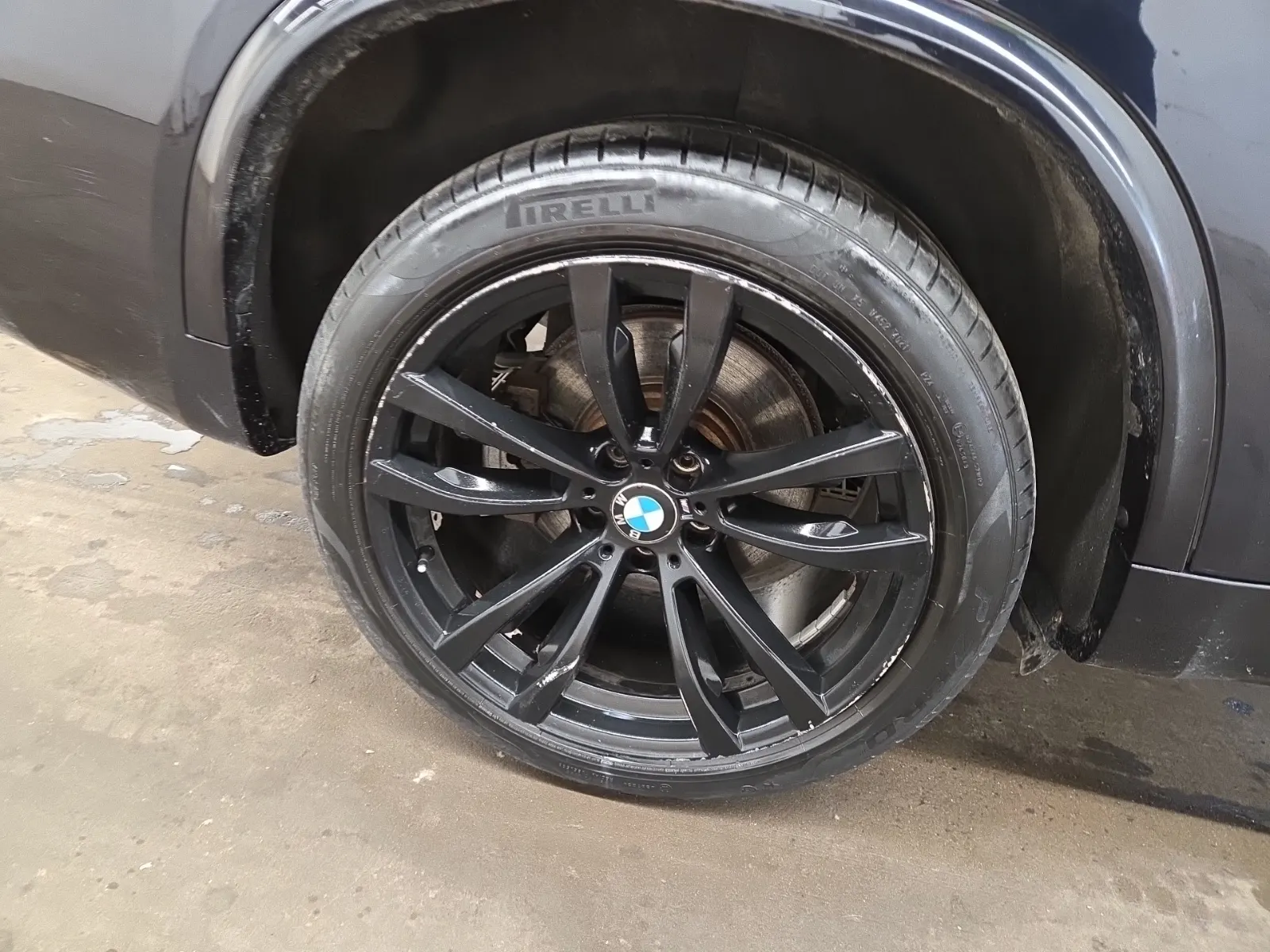 Right Rear Wheel/Tire Photo