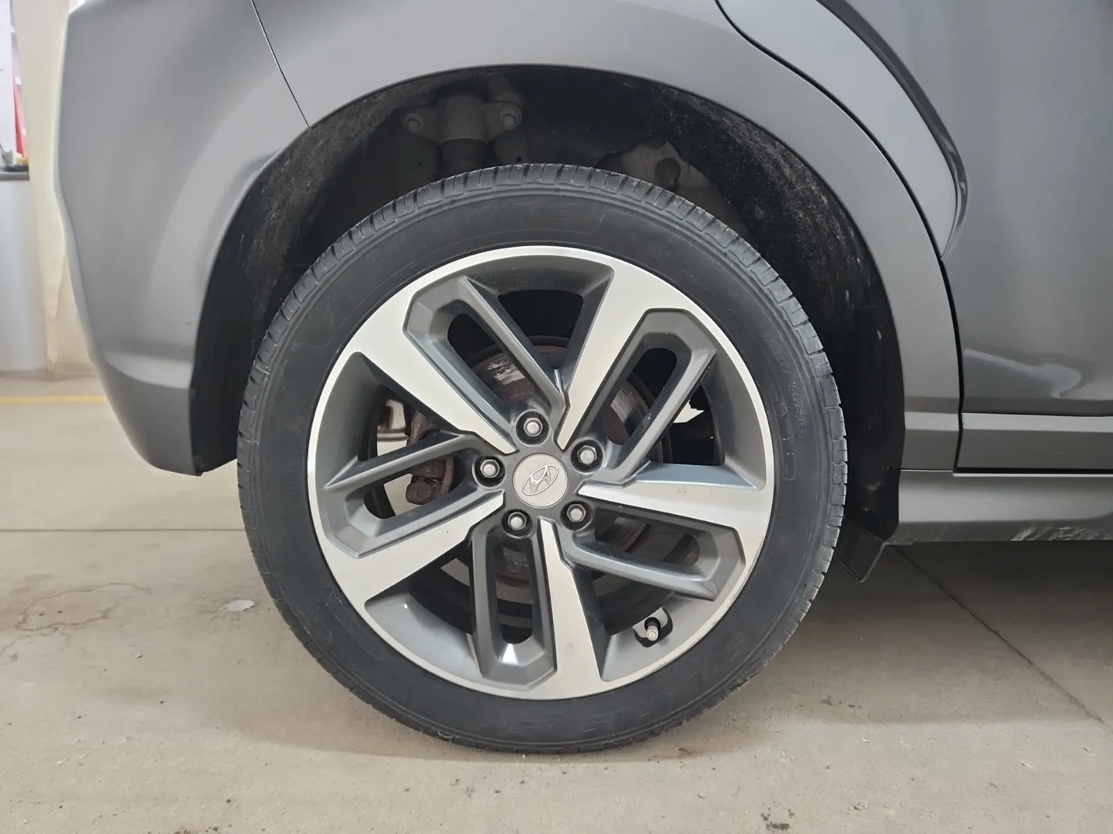Right Rear Wheel/Tire Photo