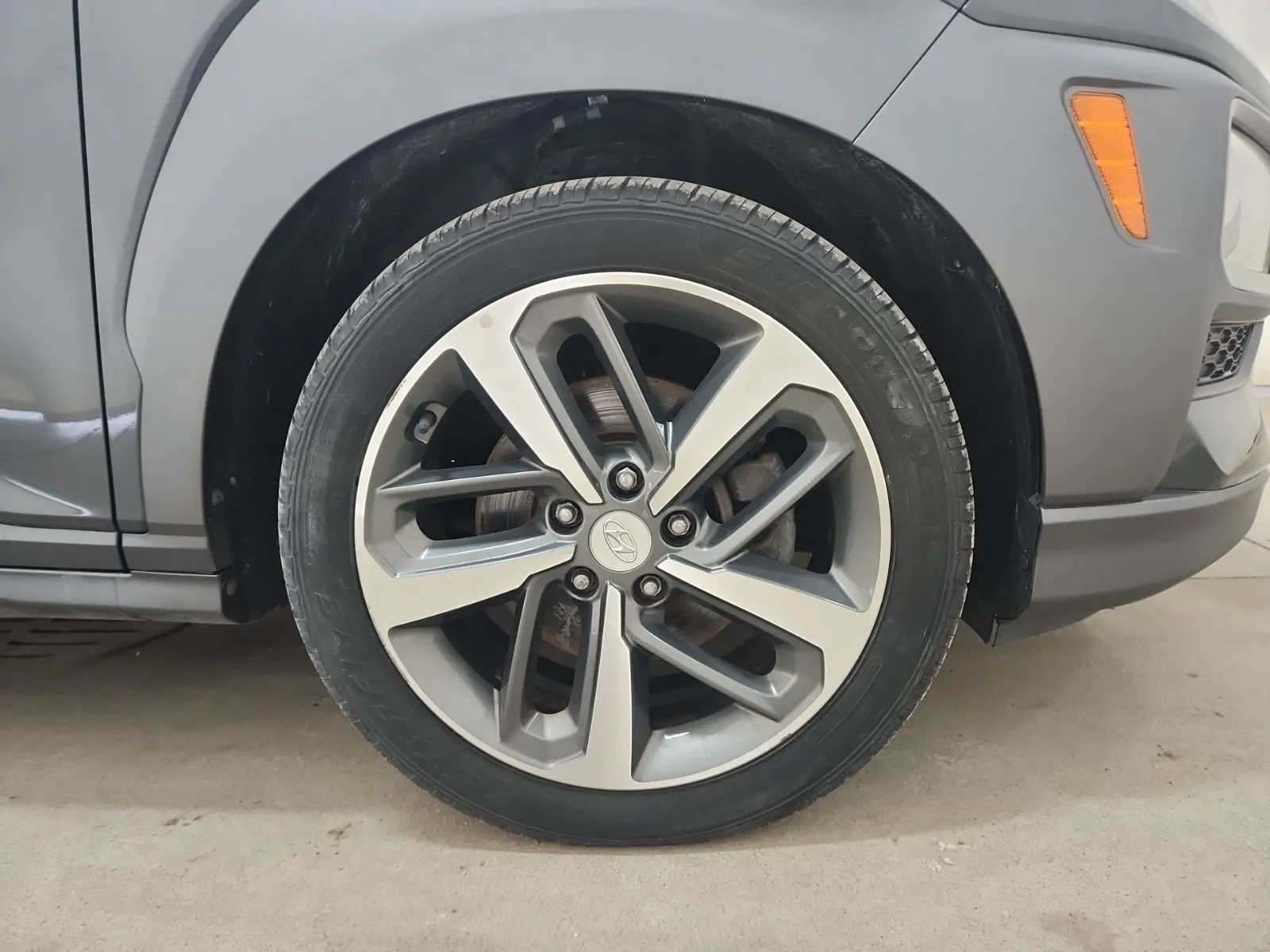 Right Front Wheel/Tire Photo