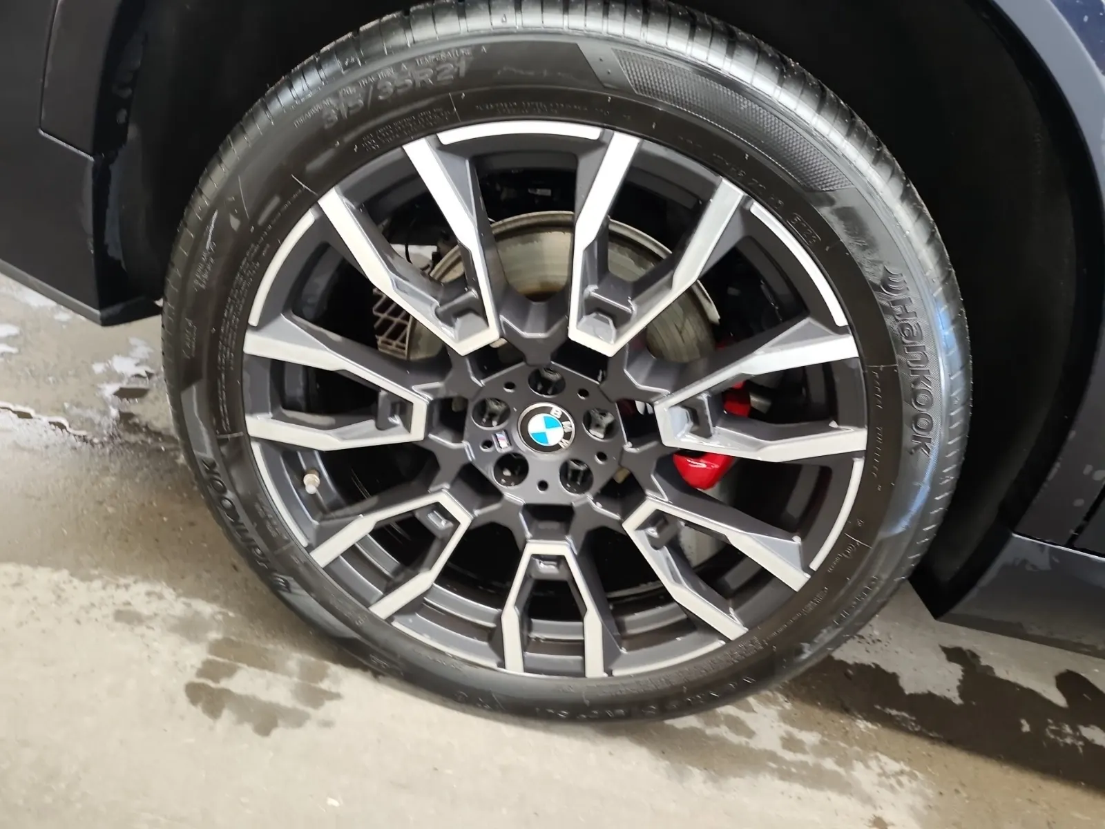 Right Rear Wheel/Tire Photo