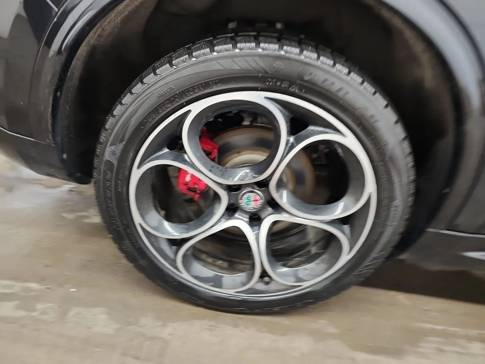 Right Rear Wheel/Tire Photo