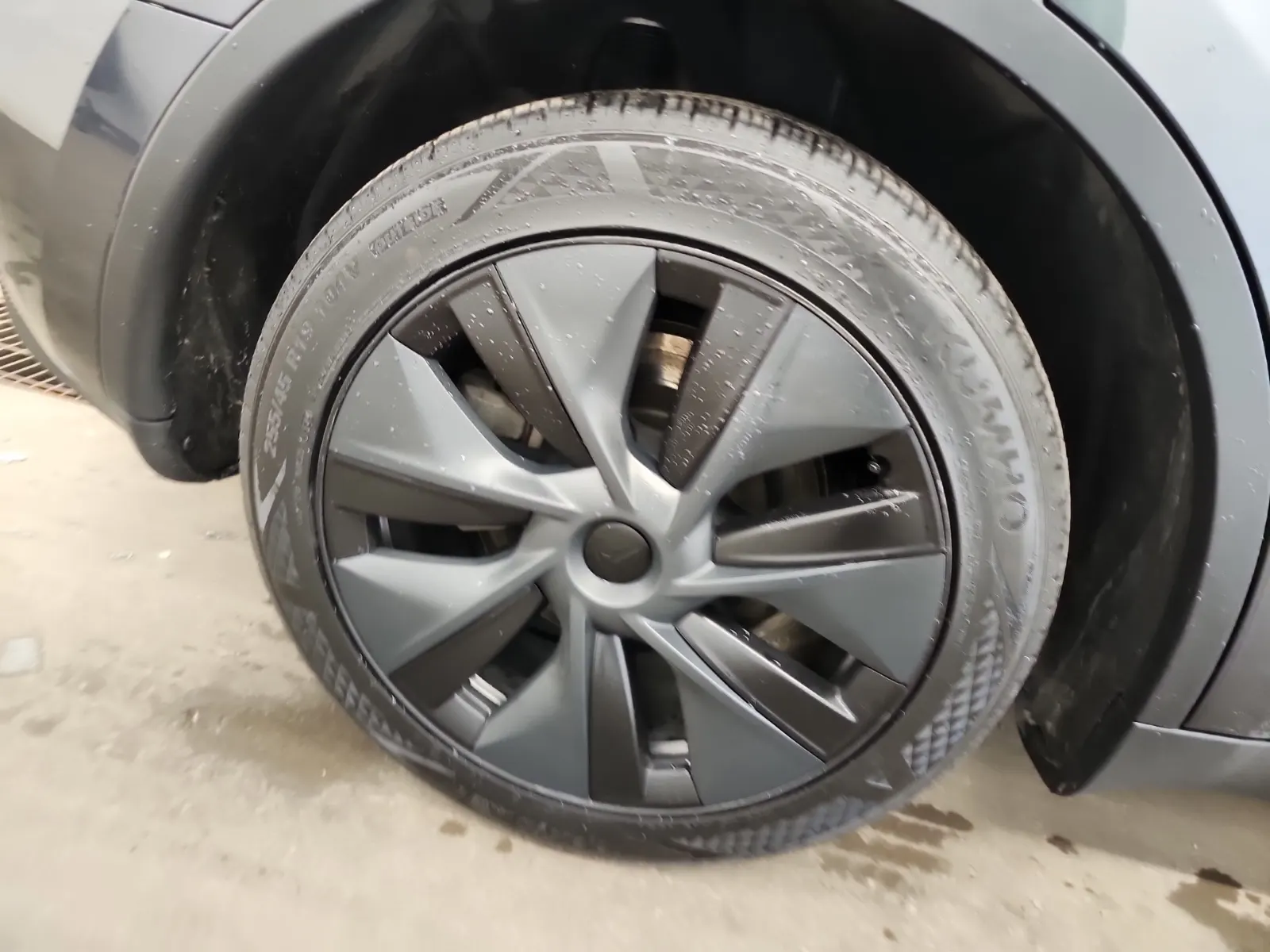 Right Rear Wheel/Tire Photo