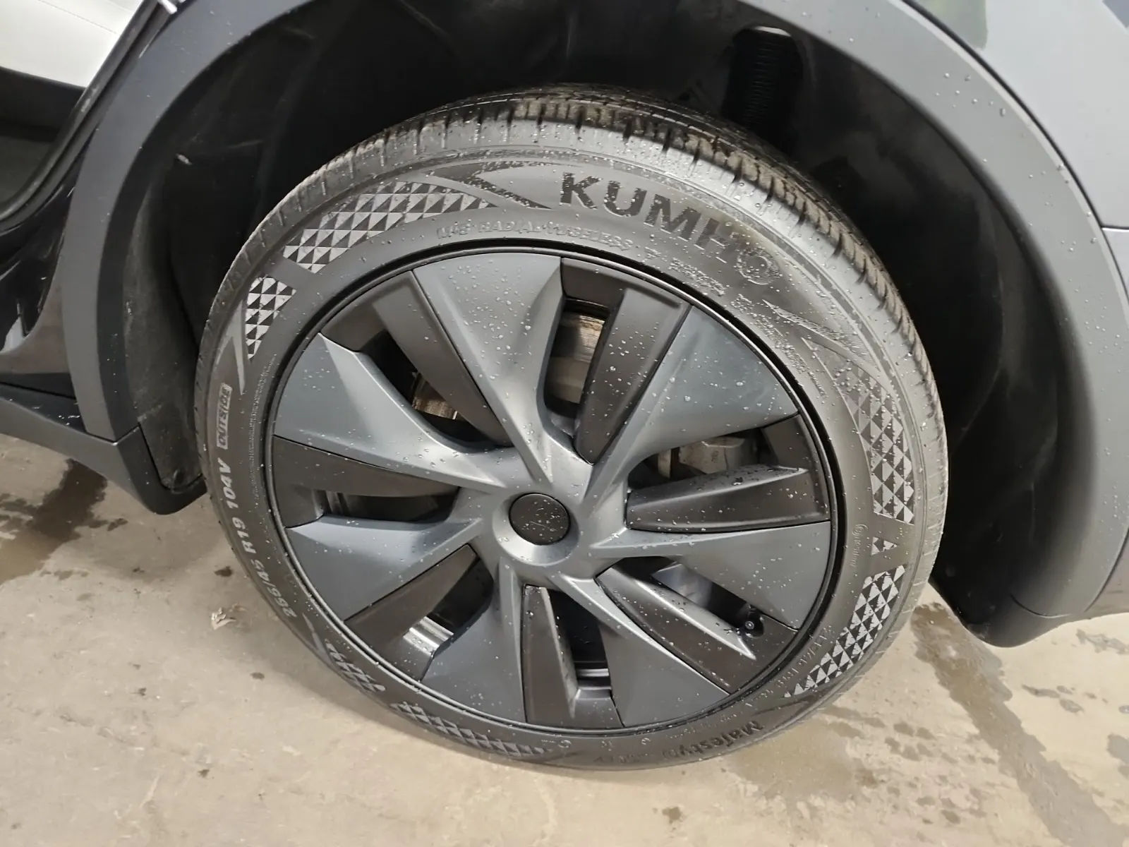 Left Rear Wheel/Tire Photo