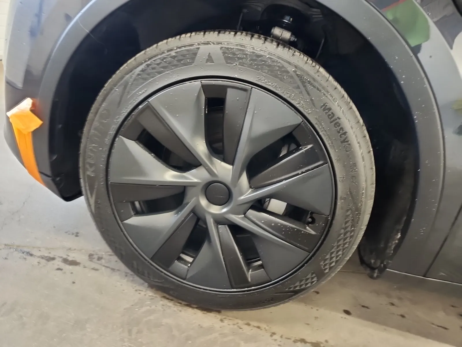 Front driver wheel/tire photo