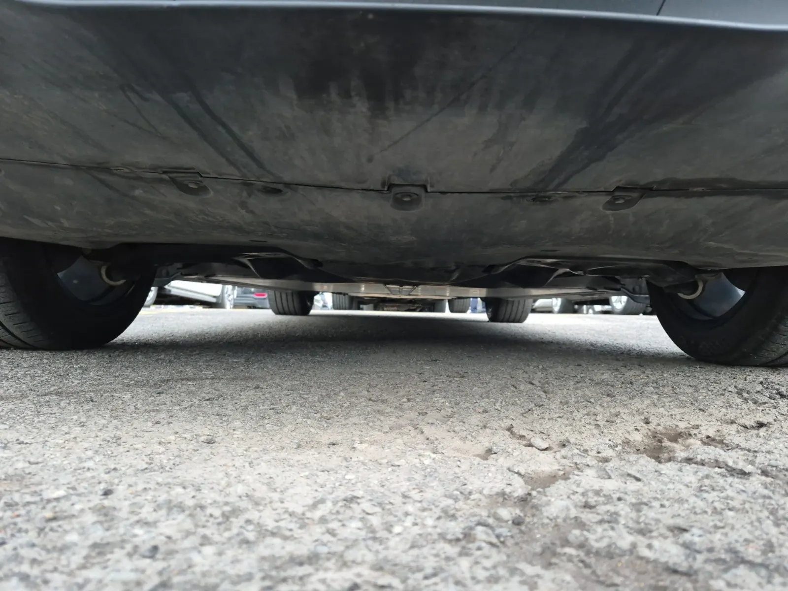 Undercarriage - Rear Photo