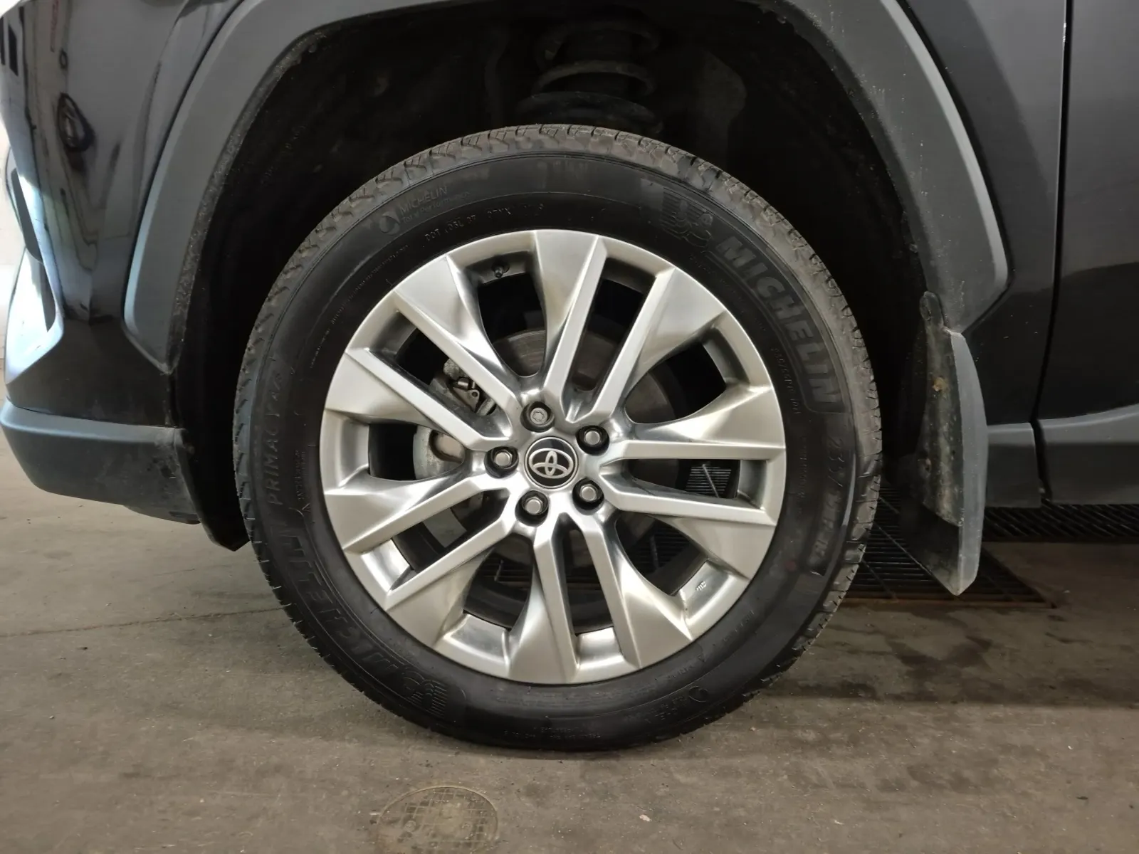 Front driver wheel/tire photo