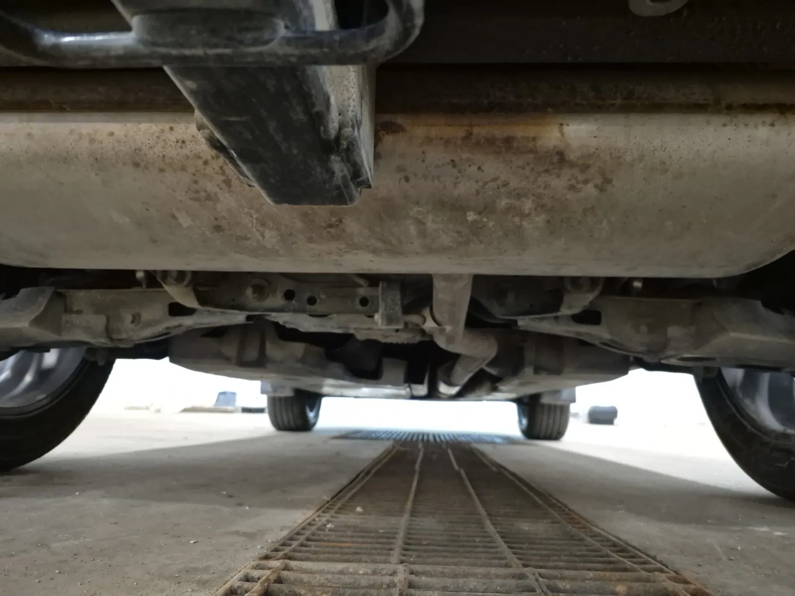 Undercarriage - Rear Photo