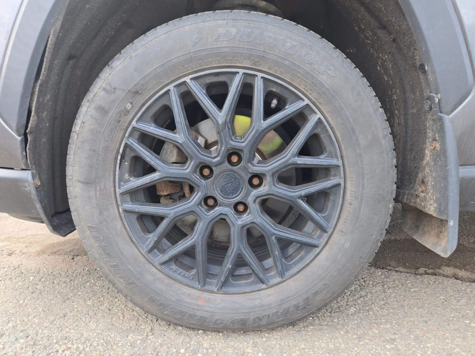 Front driver wheel/tire photo