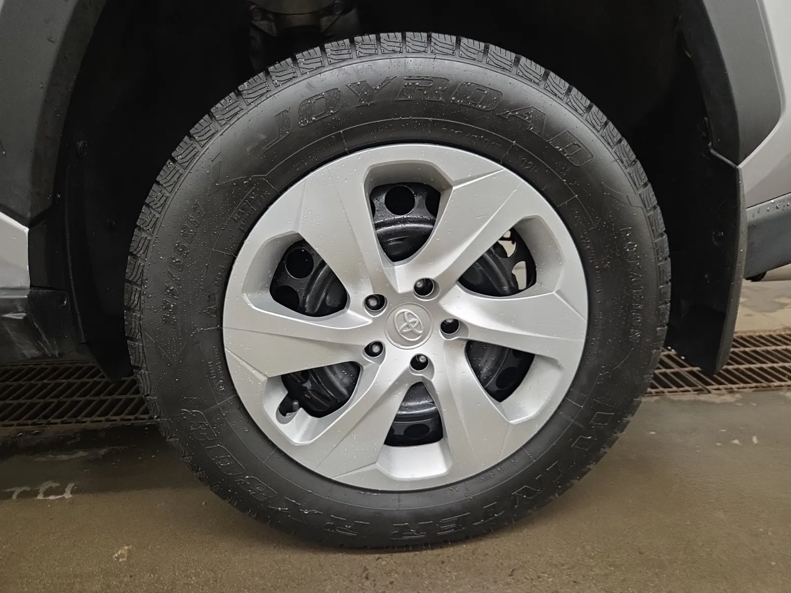 Left Rear Wheel/Tire Photo