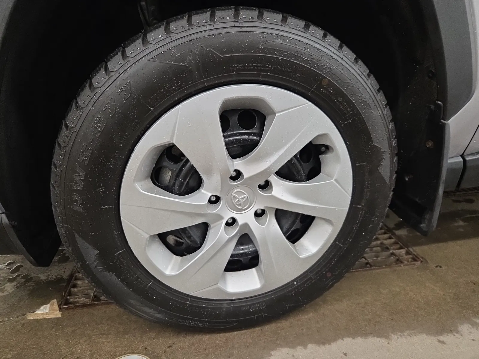 Front driver wheel/tire photo