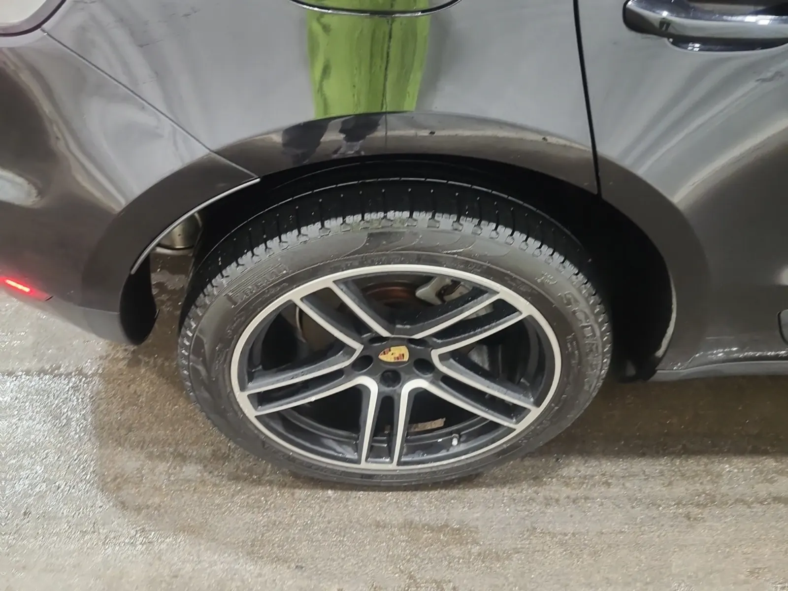 Right Rear Wheel/Tire Photo