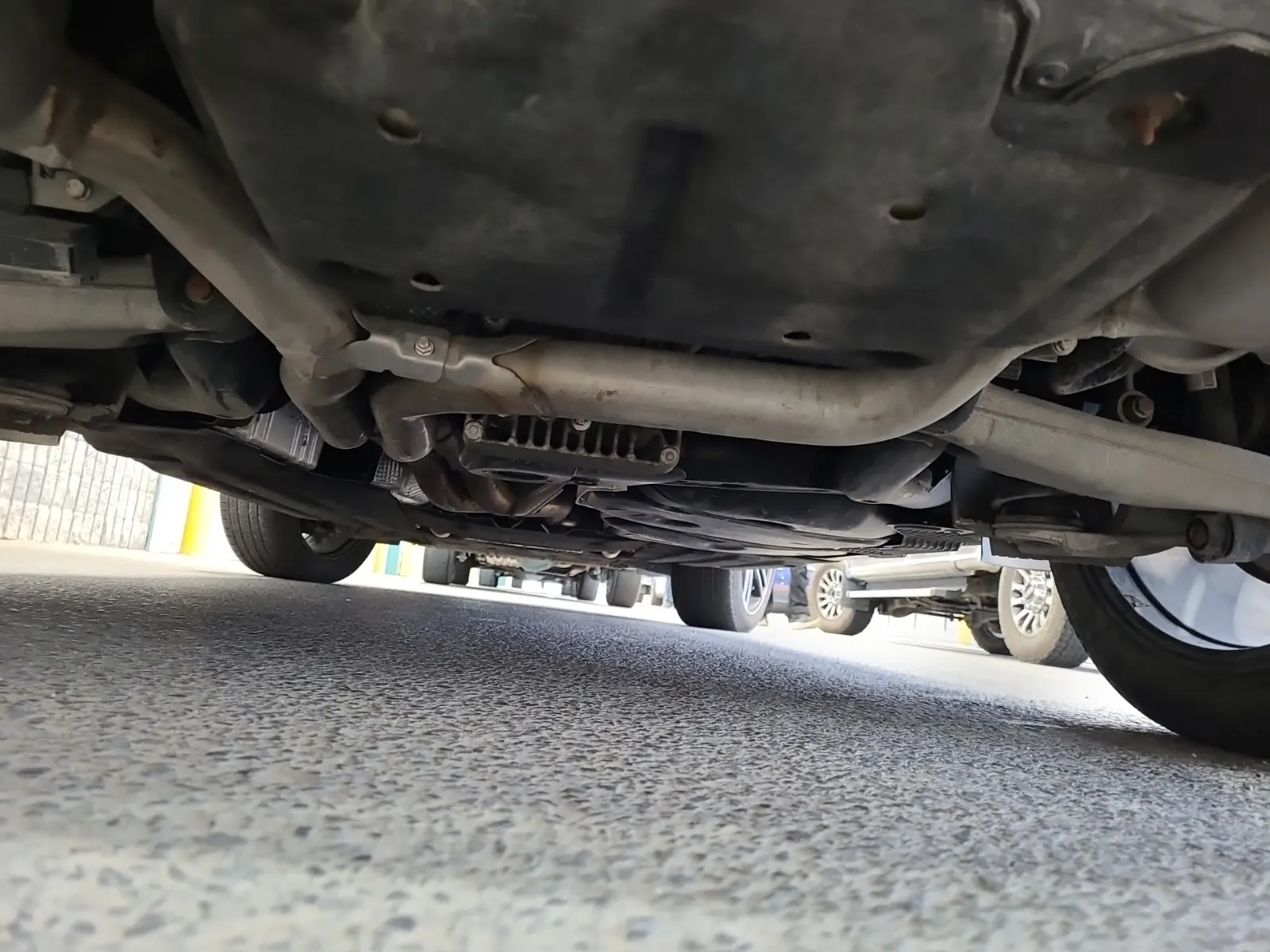 Undercarriage - Rear Photo